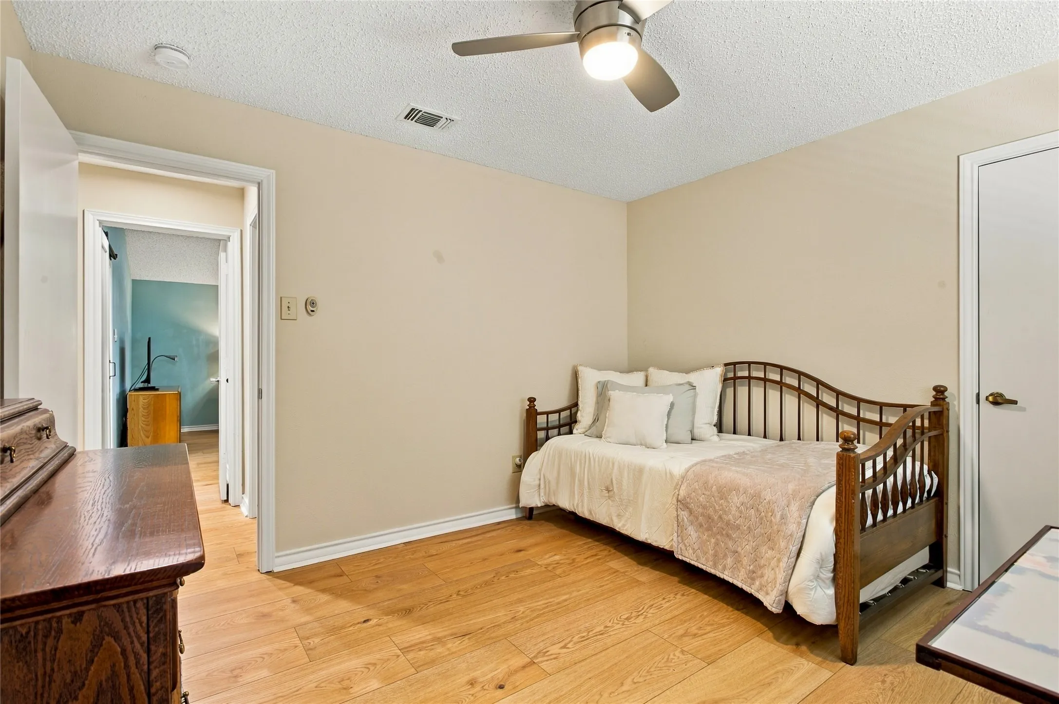 Single Family Residence For Sale in Tarrant County , 2211 Mediterranean Avenue, Arlington, Texas 76011, 3 Bedroom, 2 Bathroom, 2 Garage spaces, 2,130 Sqft, built in 1983, mls#21391745, Real Estate Agent in Arlington, Homes For Sale in Tarrant county, Homes For Sale in Arlington, Realtor in Arlington Texas, Real Estate Brokerage Independent Realty Texas, Luminita Cordes Realtor