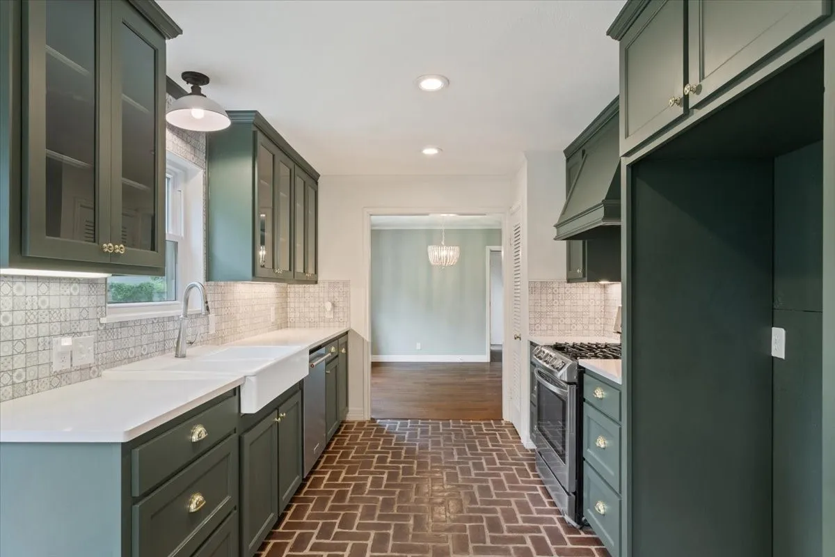 Single Family Residence For Sale in Mc Lennan County , 425 White Hall Road, Woodway, Texas 76712, 3 Bedroom, 4 Bathroom, 2 Garage spaces, 2,402 Sqft, built in 1963, mls#21393855, Real Estate Agent in Woodway, Homes For Sale in Mc Lennan county, Homes For Sale in Woodway, Realtor in Woodway Texas, Real Estate Brokerage Independent Realty Texas, Luminita Cordes Realtor