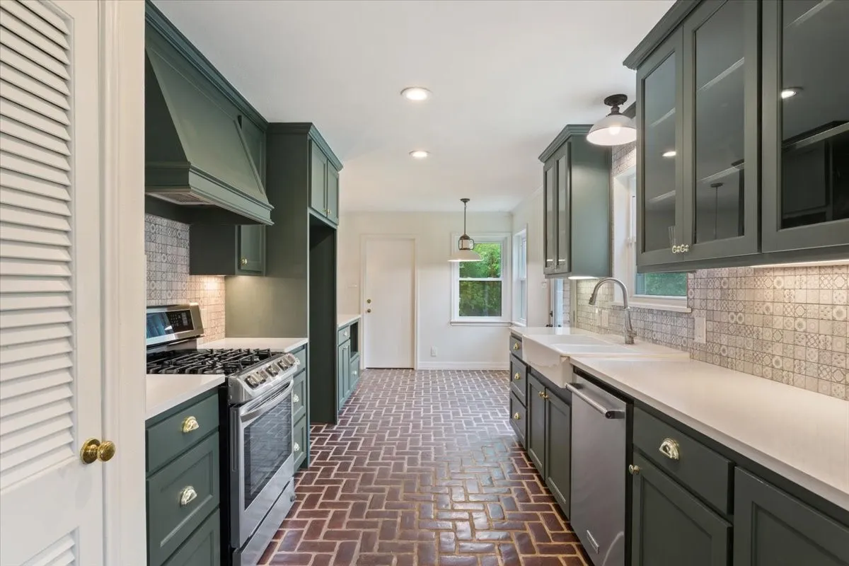 Single Family Residence For Sale in Mc Lennan County , 425 White Hall Road, Woodway, Texas 76712, 3 Bedroom, 4 Bathroom, 2 Garage spaces, 2,402 Sqft, built in 1963, mls#21393855, Real Estate Agent in Woodway, Homes For Sale in Mc Lennan county, Homes For Sale in Woodway, Realtor in Woodway Texas, Real Estate Brokerage Independent Realty Texas, Luminita Cordes Realtor