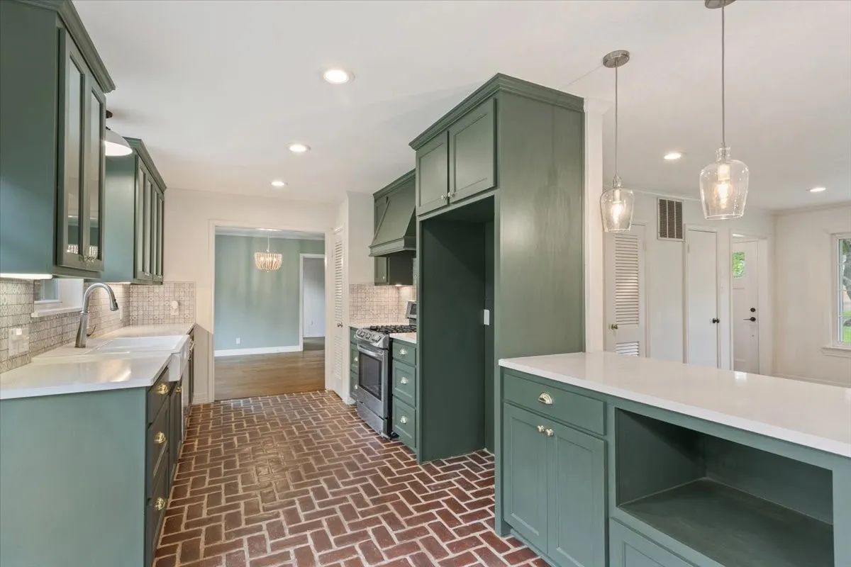 Single Family Residence For Sale in Mc Lennan County , 425 White Hall Road, Woodway, Texas 76712, 3 Bedroom, 4 Bathroom, 2 Garage spaces, 2,402 Sqft, built in 1963, mls#21393855, Real Estate Agent in Woodway, Homes For Sale in Mc Lennan county, Homes For Sale in Woodway, Realtor in Woodway Texas, Real Estate Brokerage Independent Realty Texas, Luminita Cordes Realtor