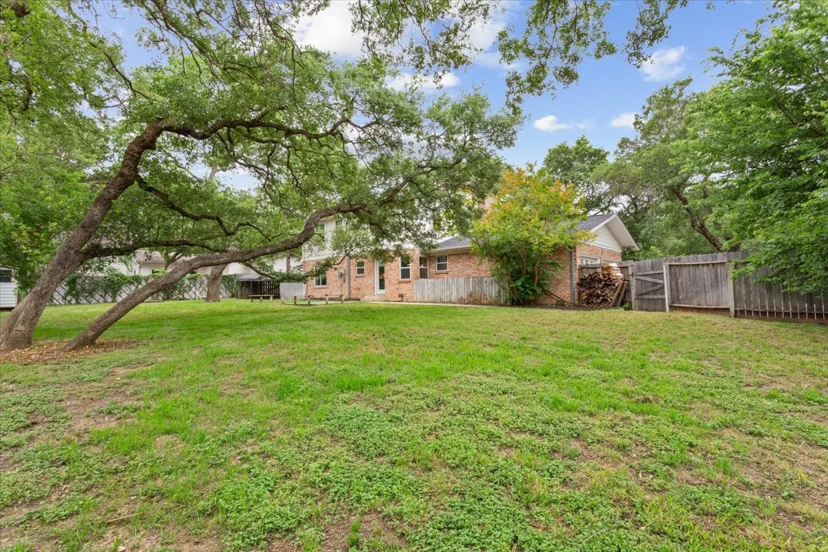 Single Family Residence For Sale in Mc Lennan County , 425 White Hall Road, Woodway, Texas 76712, 3 Bedroom, 4 Bathroom, 2 Garage spaces, 2,402 Sqft, built in 1963, mls#21393855, Real Estate Agent in Woodway, Homes For Sale in Mc Lennan county, Homes For Sale in Woodway, Realtor in Woodway Texas, Real Estate Brokerage Independent Realty Texas, Luminita Cordes Realtor