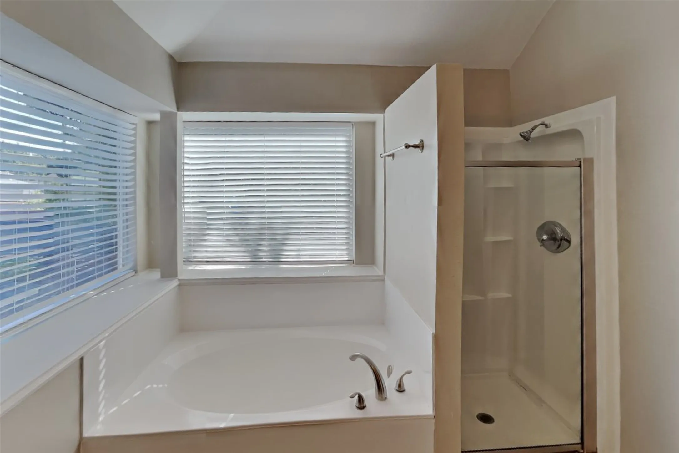 Single Family Residence For Rent in Collin County , 7680 Tournament Road, Frisco, Texas 75035, 3 Bedroom, 3 Bathroom, 2 Garage spaces, 2,262 Sqft, built in 1994, mls#21393849, Real Estate Agent in Frisco, Homes For Rent in Collin county, Homes For Rent in Frisco, Realtor in Frisco Texas, Real Estate Brokerage Independent Realty Texas, Luminita Cordes Realtor