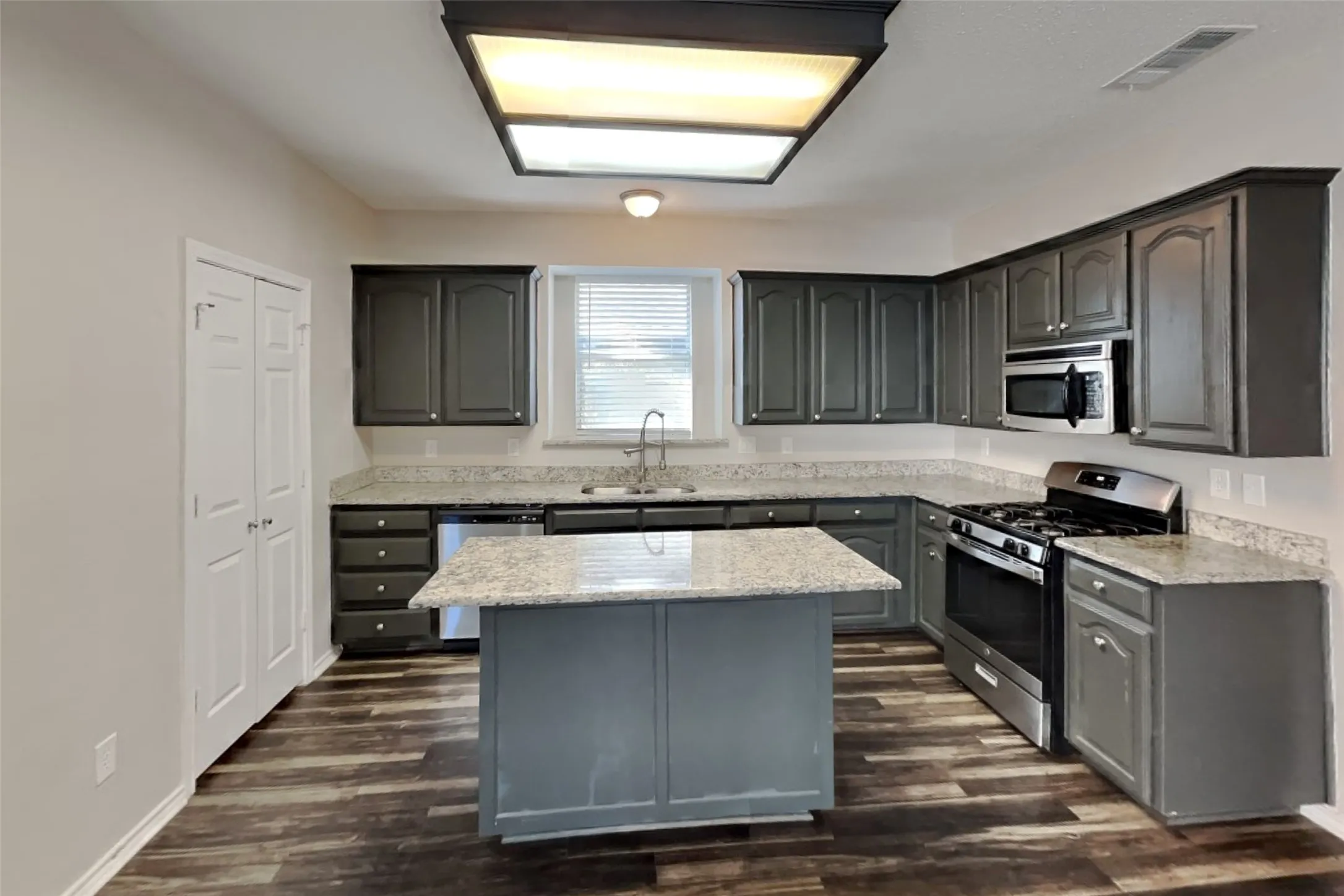Single Family Residence For Rent in Collin County , 7680 Tournament Road, Frisco, Texas 75035, 3 Bedroom, 3 Bathroom, 2 Garage spaces, 2,262 Sqft, built in 1994, mls#21393849, Real Estate Agent in Frisco, Homes For Rent in Collin county, Homes For Rent in Frisco, Realtor in Frisco Texas, Real Estate Brokerage Independent Realty Texas, Luminita Cordes Realtor