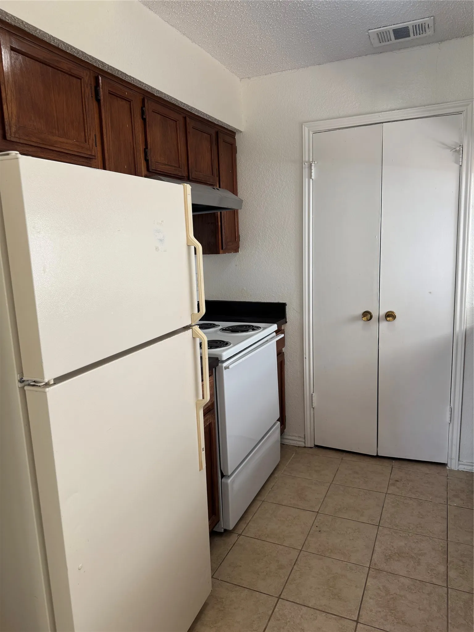 Single Family Residence For Rent in Dallas County , 806 Binbrook Drive, Mesquite, Texas 75149, 3 Bedroom, 2 Bathroom, Garage spaces, 1,081 Sqft, built in 1987, mls#21393788, Real Estate Agent in Mesquite, Homes For Rent in Dallas county, Homes For Rent in Mesquite, Realtor in Mesquite Texas, Real Estate Brokerage Independent Realty Texas, Luminita Cordes Realtor