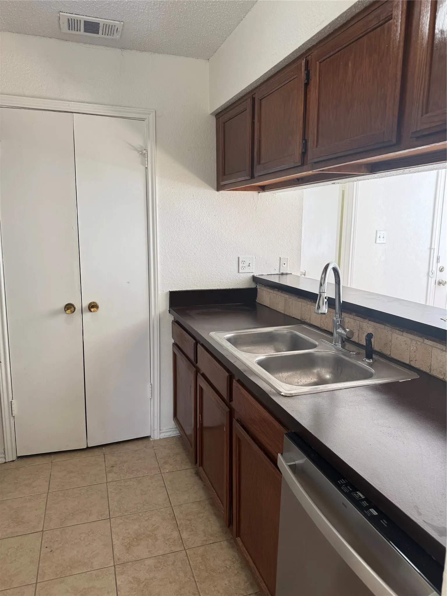 Single Family Residence For Rent in Dallas County , 806 Binbrook Drive, Mesquite, Texas 75149, 3 Bedroom, 2 Bathroom, Garage spaces, 1,081 Sqft, built in 1987, mls#21393788, Real Estate Agent in Mesquite, Homes For Rent in Dallas county, Homes For Rent in Mesquite, Realtor in Mesquite Texas, Real Estate Brokerage Independent Realty Texas, Luminita Cordes Realtor