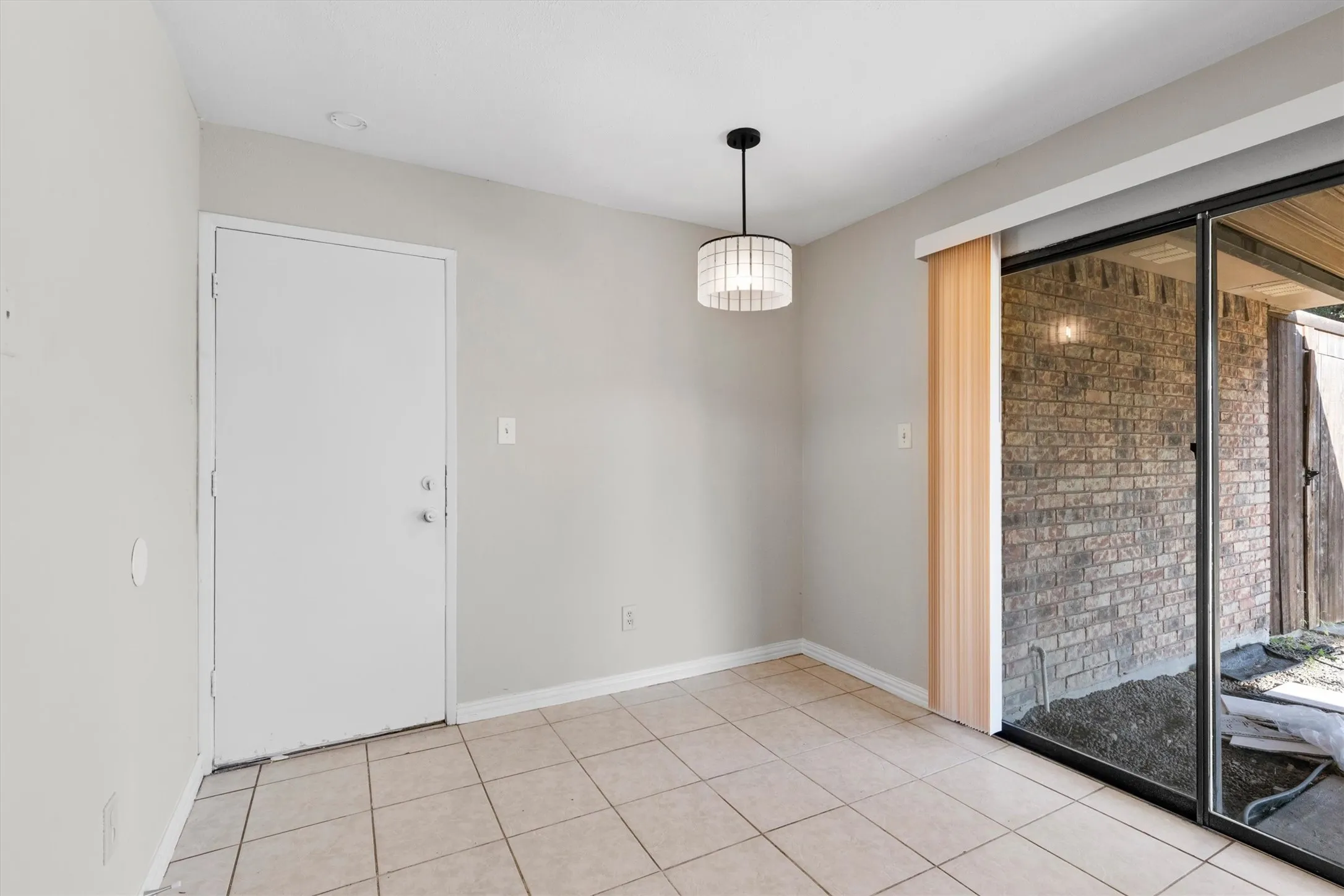 Single Family Residence For Rent in Collin County , 1129 Lombardy Drive, Plano, Texas 75023, 3 Bedroom, 2 Bathroom, 2 Garage spaces, 1,910 Sqft, built in 1980, mls#21392069, Real Estate Agent in Plano, Homes For Rent in Collin county, Homes For Rent in Plano, Realtor in Plano Texas, Real Estate Brokerage Independent Realty Texas, Luminita Cordes Realtor