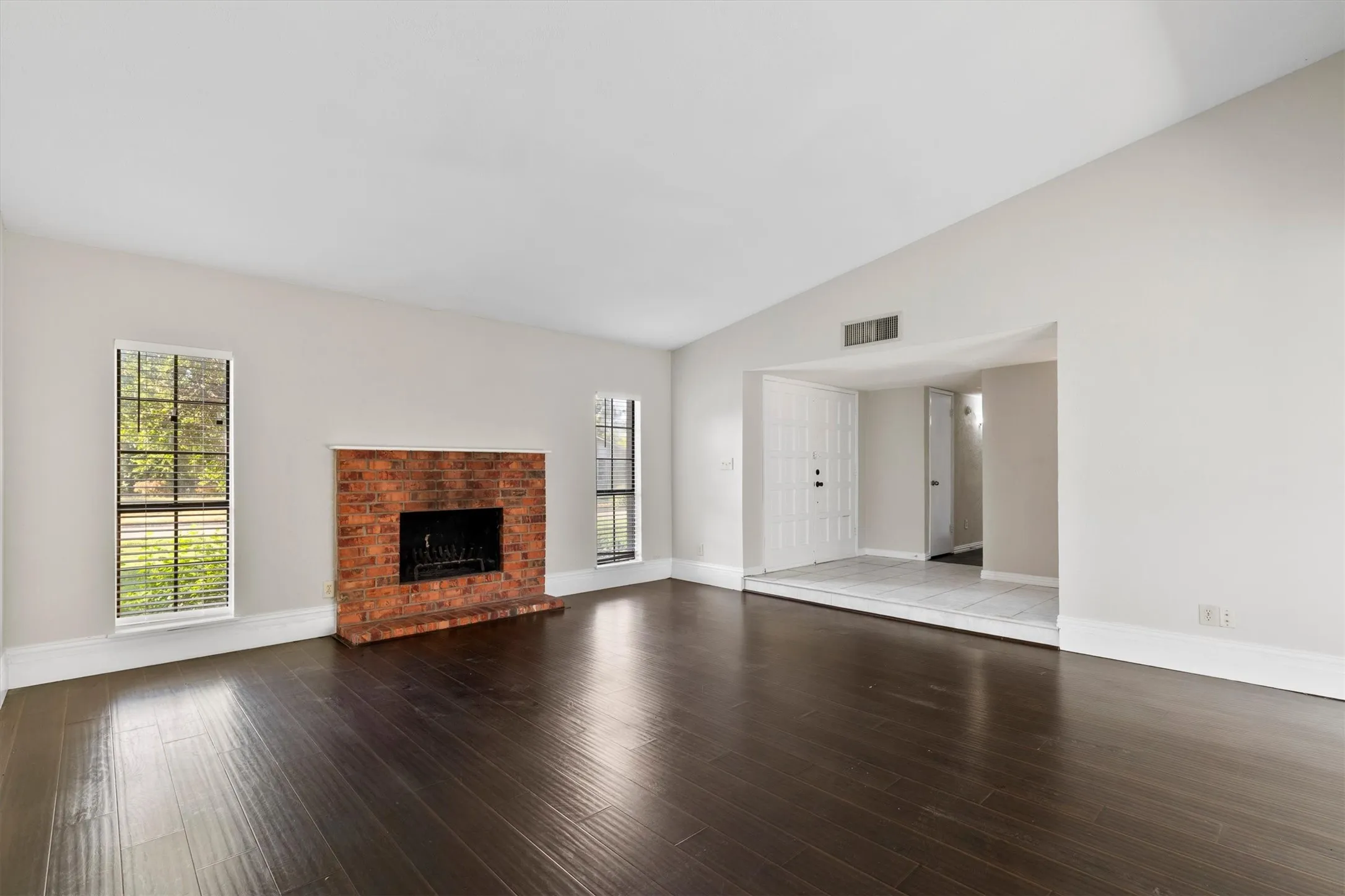 Single Family Residence For Rent in Collin County , 1129 Lombardy Drive, Plano, Texas 75023, 3 Bedroom, 2 Bathroom, 2 Garage spaces, 1,910 Sqft, built in 1980, mls#21392069, Real Estate Agent in Plano, Homes For Rent in Collin county, Homes For Rent in Plano, Realtor in Plano Texas, Real Estate Brokerage Independent Realty Texas, Luminita Cordes Realtor