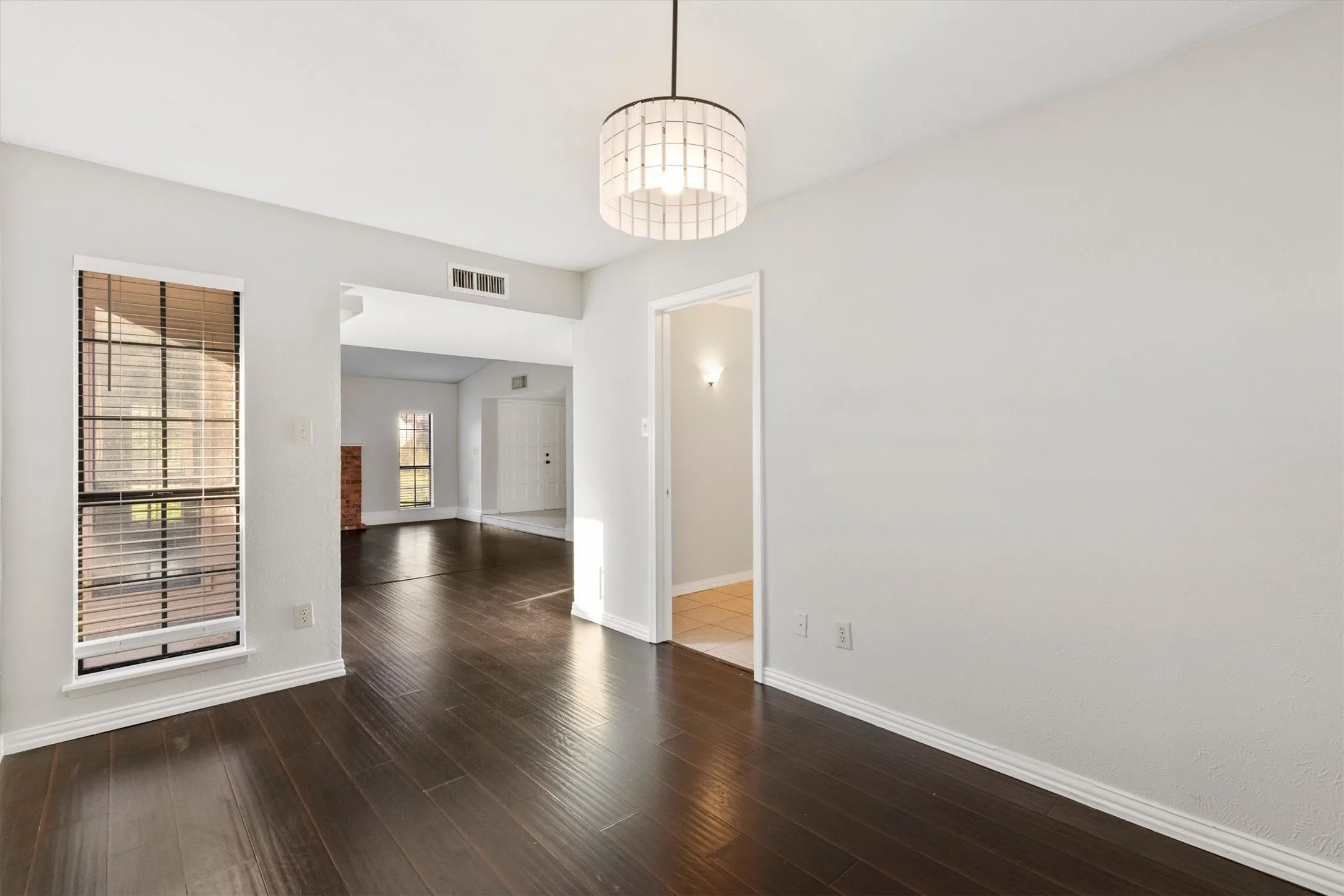 Single Family Residence For Rent in Collin County , 1129 Lombardy Drive, Plano, Texas 75023, 3 Bedroom, 2 Bathroom, 2 Garage spaces, 1,910 Sqft, built in 1980, mls#21392069, Real Estate Agent in Plano, Homes For Rent in Collin county, Homes For Rent in Plano, Realtor in Plano Texas, Real Estate Brokerage Independent Realty Texas, Luminita Cordes Realtor