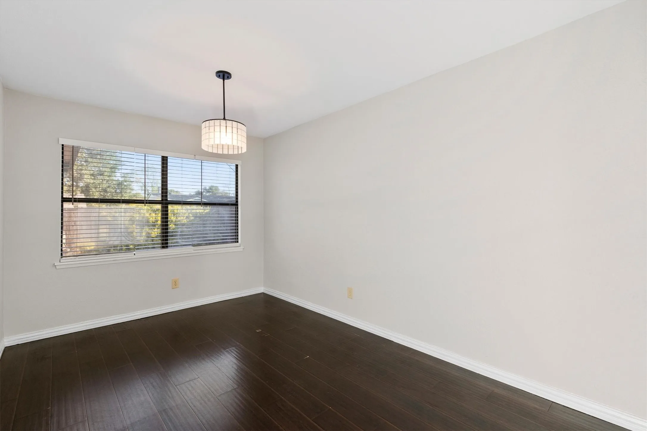 Single Family Residence For Rent in Collin County , 1129 Lombardy Drive, Plano, Texas 75023, 3 Bedroom, 2 Bathroom, 2 Garage spaces, 1,910 Sqft, built in 1980, mls#21392069, Real Estate Agent in Plano, Homes For Rent in Collin county, Homes For Rent in Plano, Realtor in Plano Texas, Real Estate Brokerage Independent Realty Texas, Luminita Cordes Realtor