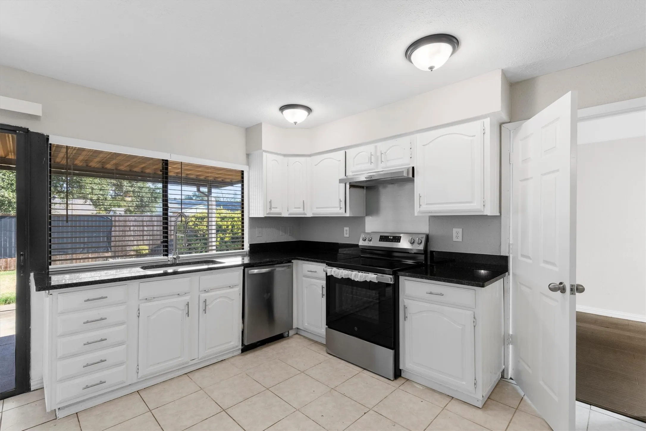 Single Family Residence For Rent in Collin County , 1129 Lombardy Drive, Plano, Texas 75023, 3 Bedroom, 2 Bathroom, 2 Garage spaces, 1,910 Sqft, built in 1980, mls#21392069, Real Estate Agent in Plano, Homes For Rent in Collin county, Homes For Rent in Plano, Realtor in Plano Texas, Real Estate Brokerage Independent Realty Texas, Luminita Cordes Realtor