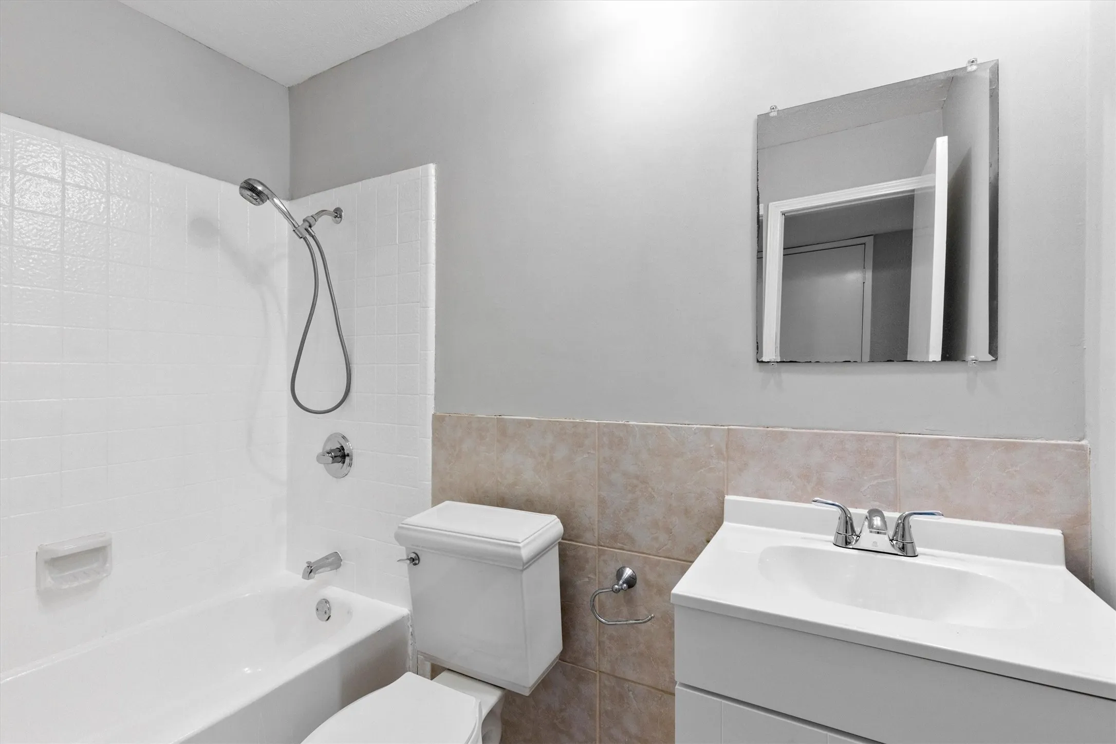 Single Family Residence For Rent in Collin County , 1129 Lombardy Drive, Plano, Texas 75023, 3 Bedroom, 2 Bathroom, 2 Garage spaces, 1,910 Sqft, built in 1980, mls#21392069, Real Estate Agent in Plano, Homes For Rent in Collin county, Homes For Rent in Plano, Realtor in Plano Texas, Real Estate Brokerage Independent Realty Texas, Luminita Cordes Realtor