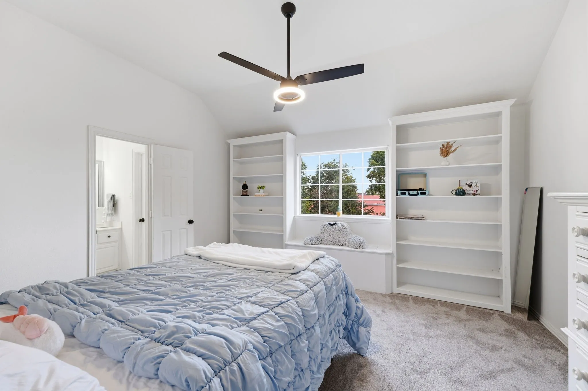 Bedroom 4, upstairs, walk-in-closet. Jack-n-jill bathroom.