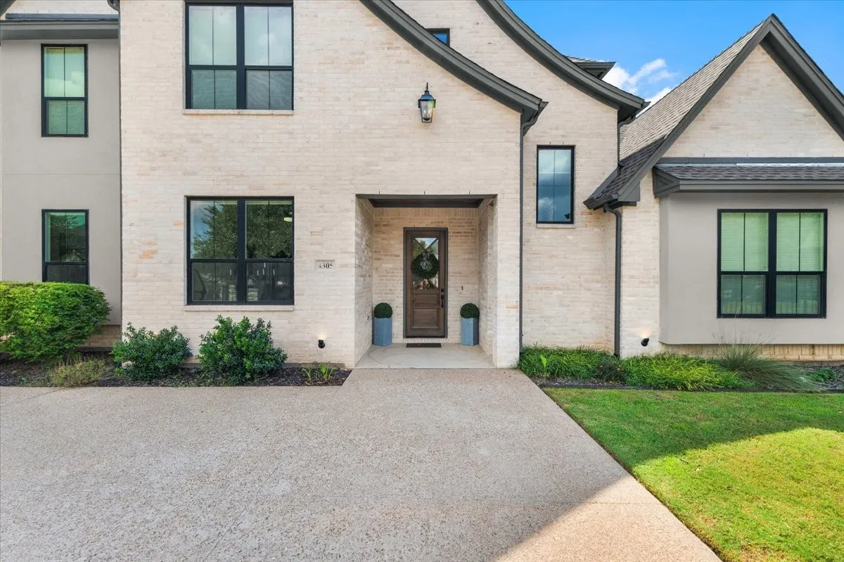 Single Family Residence For Sale in Hood County , 4305 Shale Bluff Court, Granbury, Texas 76048, 4 Bedroom, 3 Bathroom, 2 Garage spaces, 2,833 Sqft, built in 2023, mls#21393832, Real Estate Agent in Granbury, Homes For Sale in Hood county, Homes For Sale in Granbury, Realtor in Granbury Texas, Real Estate Brokerage Independent Realty Texas, Luminita Cordes Realtor