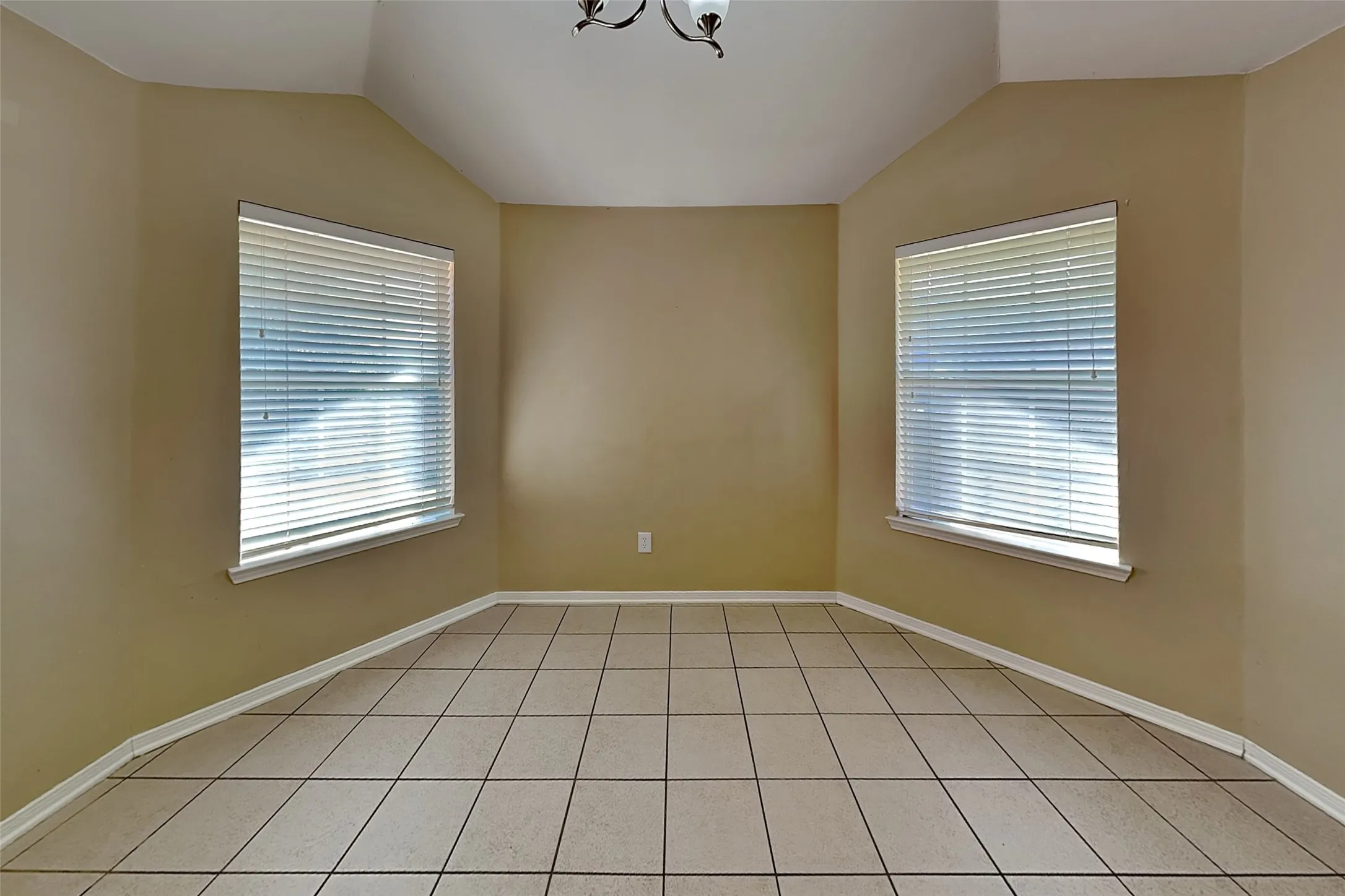 Single Family Residence For Rent in Tarrant County , 310 Village Trail Court, Trophy Club, Texas 76260, 4 Bedroom, 2 Bathroom, 2 Garage spaces, 2,275 Sqft, built in 1997, mls#21393869, Real Estate Agent in Trophy Club, Homes For Rent in Tarrant county, Homes For Rent in Trophy Club, Realtor in Trophy Club Texas, Real Estate Brokerage Independent Realty Texas, Luminita Cordes Realtor