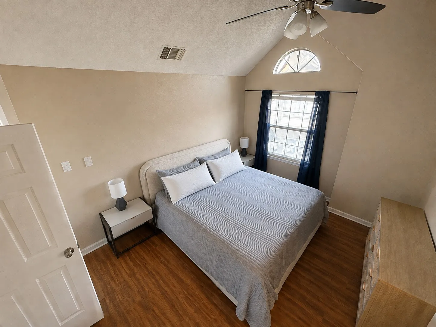 Condominium For Sale in Dallas County , 414 Santa Fe Trl 91, Irving, Texas 75063, 2 Bedroom, 3 Bathroom, 1 Garage spaces, 1,153 Sqft, built in 1986, mls#21389570, Real Estate Agent in Irving, Homes For Sale in Dallas county, Homes For Sale in Irving, Realtor in Irving Texas, Real Estate Brokerage Independent Realty Texas, Luminita Cordes Realtor