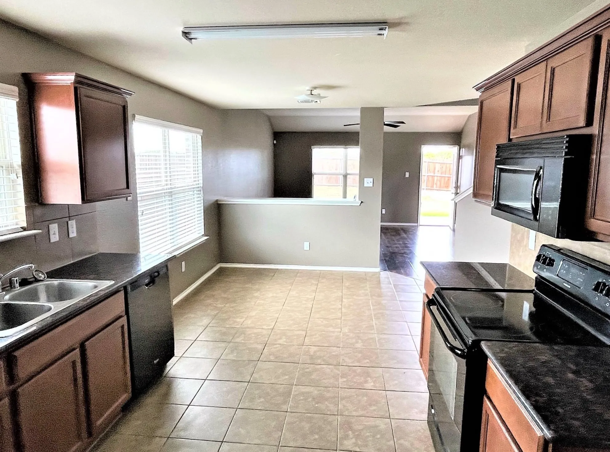 Single Family Residence For Rent in Collin County , 208 Dye Drive, Royse City, Texas 75189, 5 Bedroom, 4 Bathroom, 2 Garage spaces, 2,369 Sqft, built in 2014, mls#21393880, Real Estate Agent in Royse City, Homes For Rent in Collin county, Homes For Rent in Royse City, Realtor in Royse City Texas, Real Estate Brokerage Independent Realty Texas, Luminita Cordes Realtor