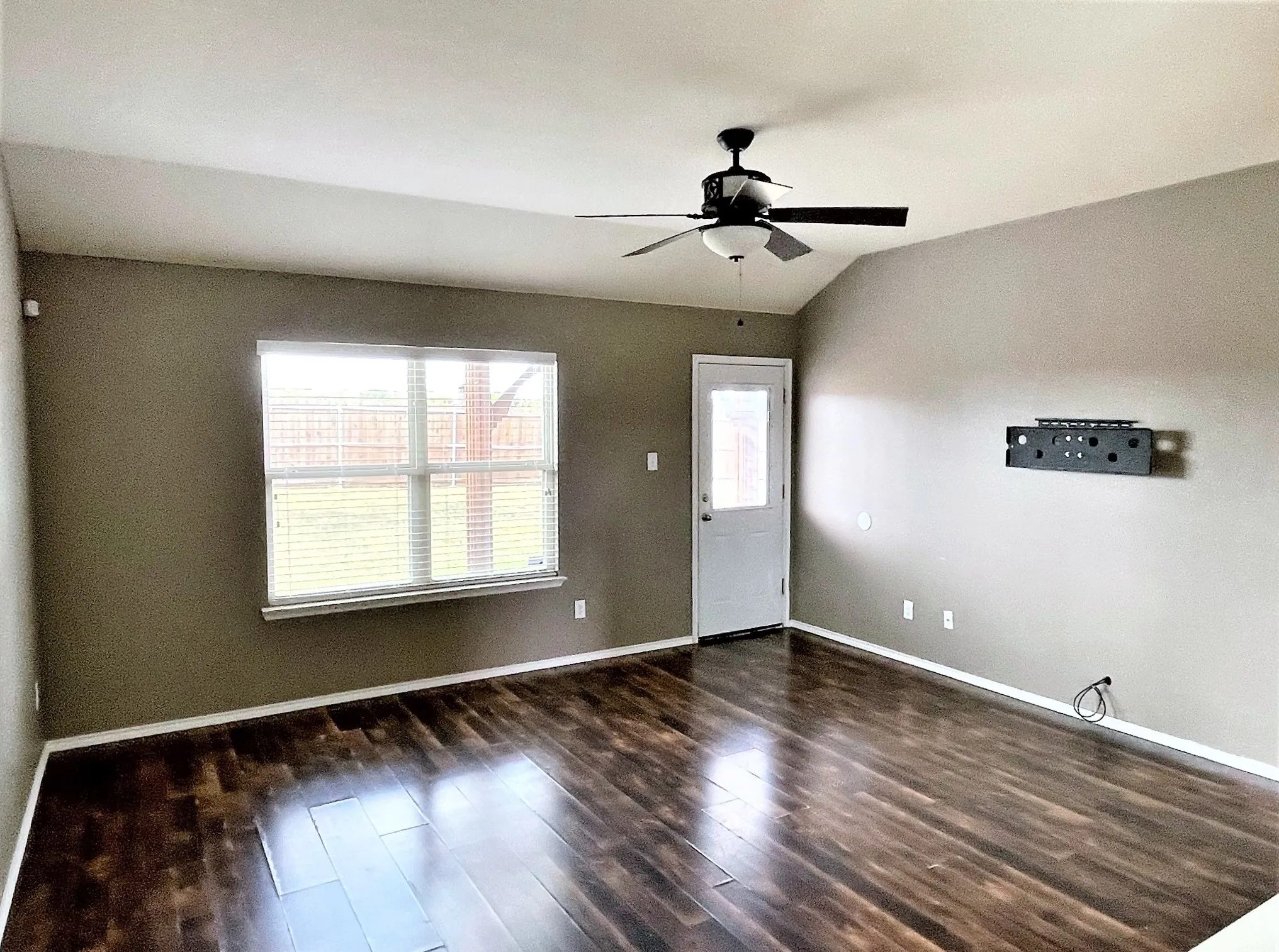 Single Family Residence For Rent in Collin County , 208 Dye Drive, Royse City, Texas 75189, 5 Bedroom, 4 Bathroom, 2 Garage spaces, 2,369 Sqft, built in 2014, mls#21393880, Real Estate Agent in Royse City, Homes For Rent in Collin county, Homes For Rent in Royse City, Realtor in Royse City Texas, Real Estate Brokerage Independent Realty Texas, Luminita Cordes Realtor