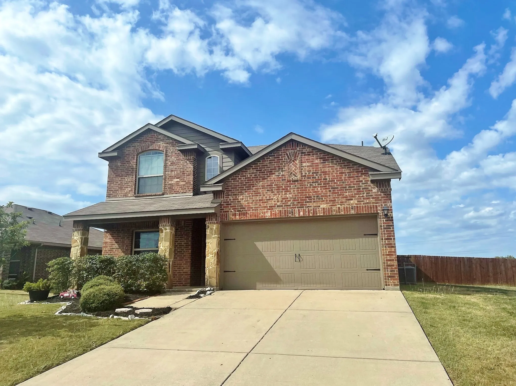 Single Family Residence For Rent in Collin County , 208 Dye Drive, Royse City, Texas 75189, 5 Bedroom, 4 Bathroom, 2 Garage spaces, 2,369 Sqft, built in 2014, mls#21393880, Real Estate Agent in Royse City, Homes For Rent in Collin county, Homes For Rent in Royse City, Realtor in Royse City Texas, Real Estate Brokerage Independent Realty Texas, Luminita Cordes Realtor