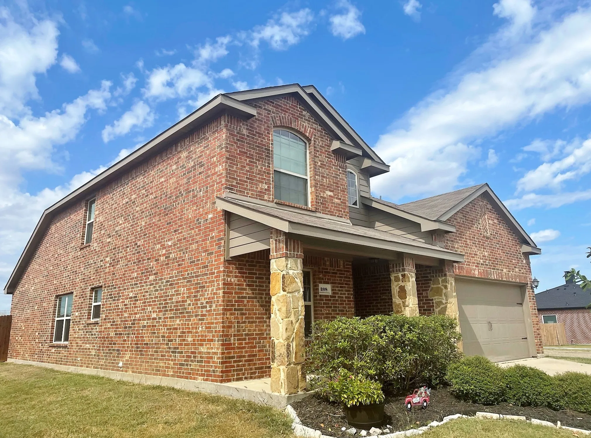 Single Family Residence For Rent in Collin County , 208 Dye Drive, Royse City, Texas 75189, 5 Bedroom, 4 Bathroom, 2 Garage spaces, 2,369 Sqft, built in 2014, mls#21393880, Real Estate Agent in Royse City, Homes For Rent in Collin county, Homes For Rent in Royse City, Realtor in Royse City Texas, Real Estate Brokerage Independent Realty Texas, Luminita Cordes Realtor