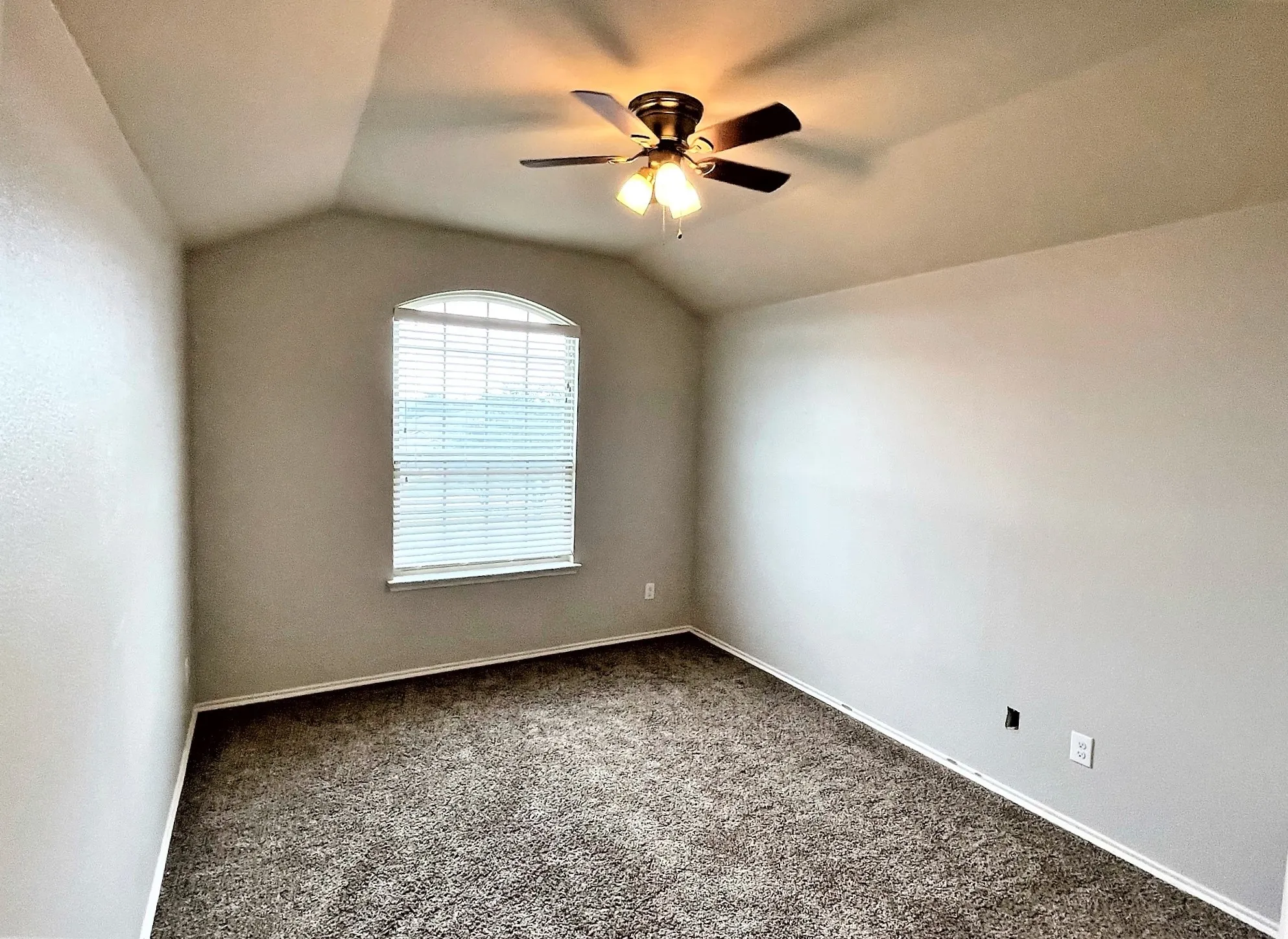 Single Family Residence For Rent in Collin County , 208 Dye Drive, Royse City, Texas 75189, 5 Bedroom, 4 Bathroom, 2 Garage spaces, 2,369 Sqft, built in 2014, mls#21393880, Real Estate Agent in Royse City, Homes For Rent in Collin county, Homes For Rent in Royse City, Realtor in Royse City Texas, Real Estate Brokerage Independent Realty Texas, Luminita Cordes Realtor
