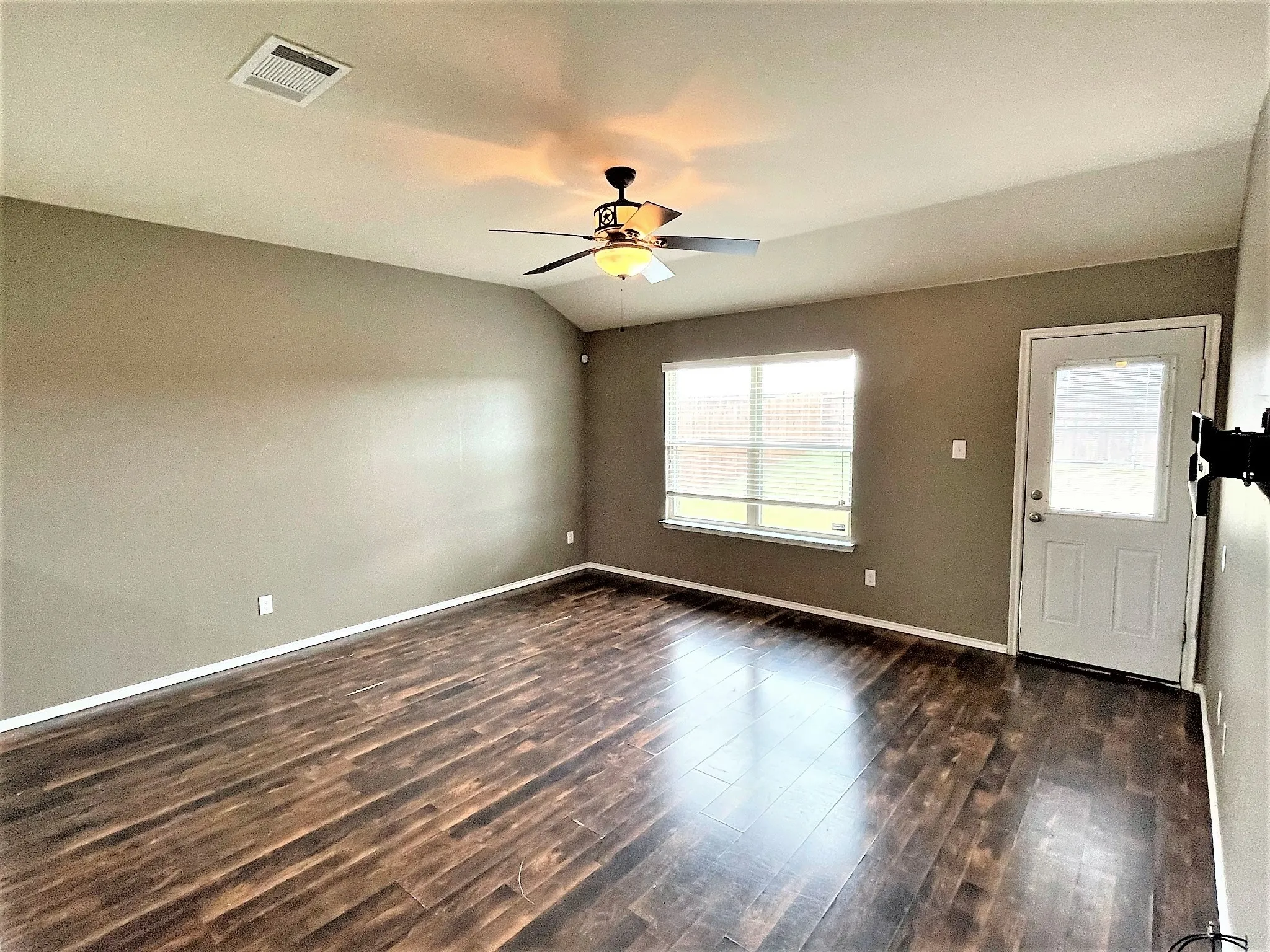 Single Family Residence For Rent in Collin County , 208 Dye Drive, Royse City, Texas 75189, 5 Bedroom, 4 Bathroom, 2 Garage spaces, 2,369 Sqft, built in 2014, mls#21393880, Real Estate Agent in Royse City, Homes For Rent in Collin county, Homes For Rent in Royse City, Realtor in Royse City Texas, Real Estate Brokerage Independent Realty Texas, Luminita Cordes Realtor