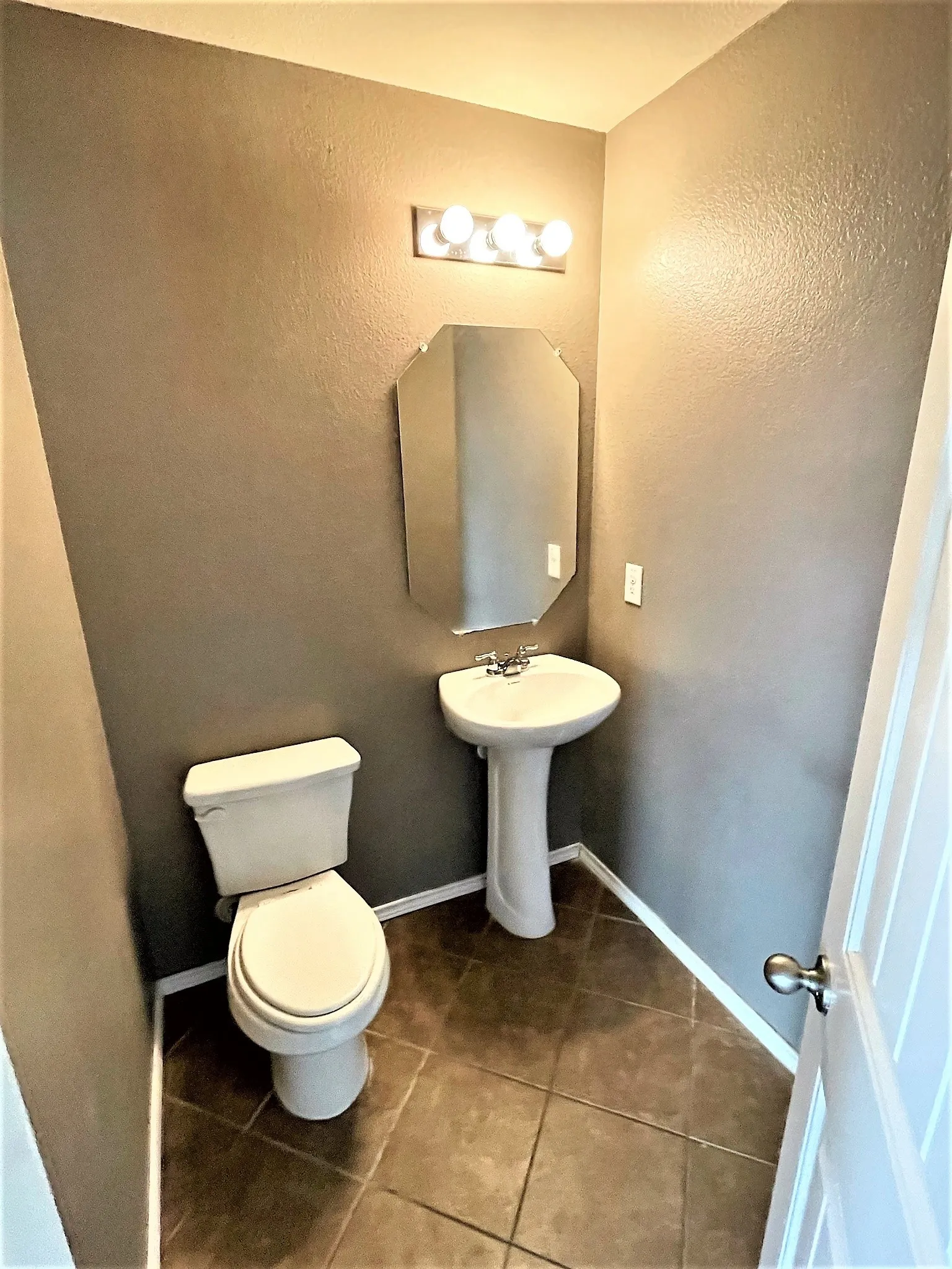 Single Family Residence For Rent in Collin County , 208 Dye Drive, Royse City, Texas 75189, 5 Bedroom, 4 Bathroom, 2 Garage spaces, 2,369 Sqft, built in 2014, mls#21393880, Real Estate Agent in Royse City, Homes For Rent in Collin county, Homes For Rent in Royse City, Realtor in Royse City Texas, Real Estate Brokerage Independent Realty Texas, Luminita Cordes Realtor