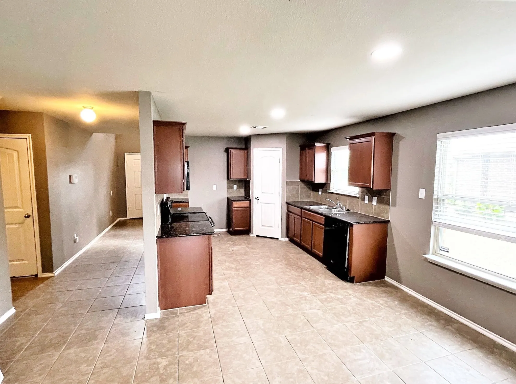 Single Family Residence For Rent in Collin County , 208 Dye Drive, Royse City, Texas 75189, 5 Bedroom, 4 Bathroom, 2 Garage spaces, 2,369 Sqft, built in 2014, mls#21393880, Real Estate Agent in Royse City, Homes For Rent in Collin county, Homes For Rent in Royse City, Realtor in Royse City Texas, Real Estate Brokerage Independent Realty Texas, Luminita Cordes Realtor