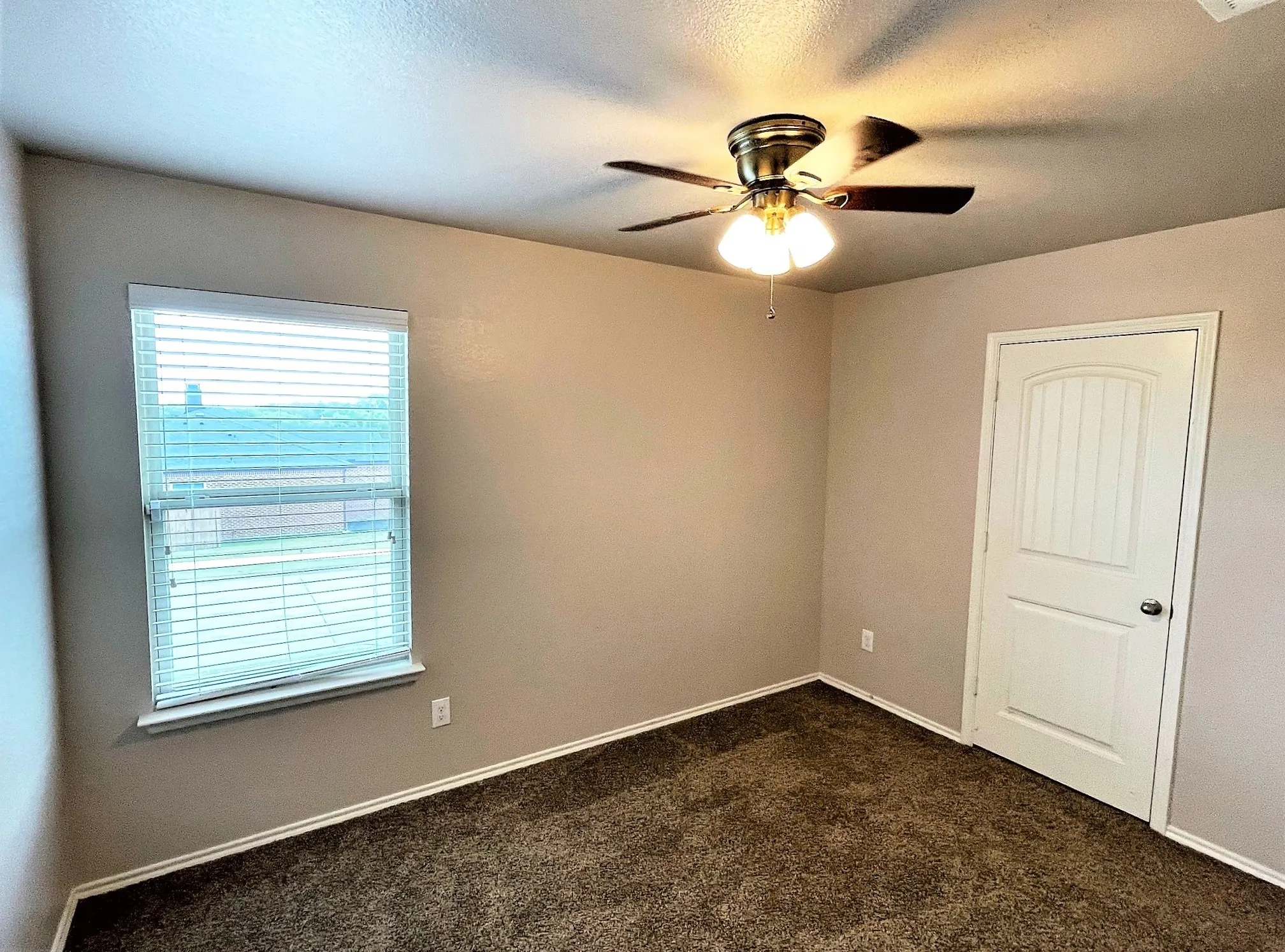 Single Family Residence For Rent in Collin County , 208 Dye Drive, Royse City, Texas 75189, 5 Bedroom, 4 Bathroom, 2 Garage spaces, 2,369 Sqft, built in 2014, mls#21393880, Real Estate Agent in Royse City, Homes For Rent in Collin county, Homes For Rent in Royse City, Realtor in Royse City Texas, Real Estate Brokerage Independent Realty Texas, Luminita Cordes Realtor