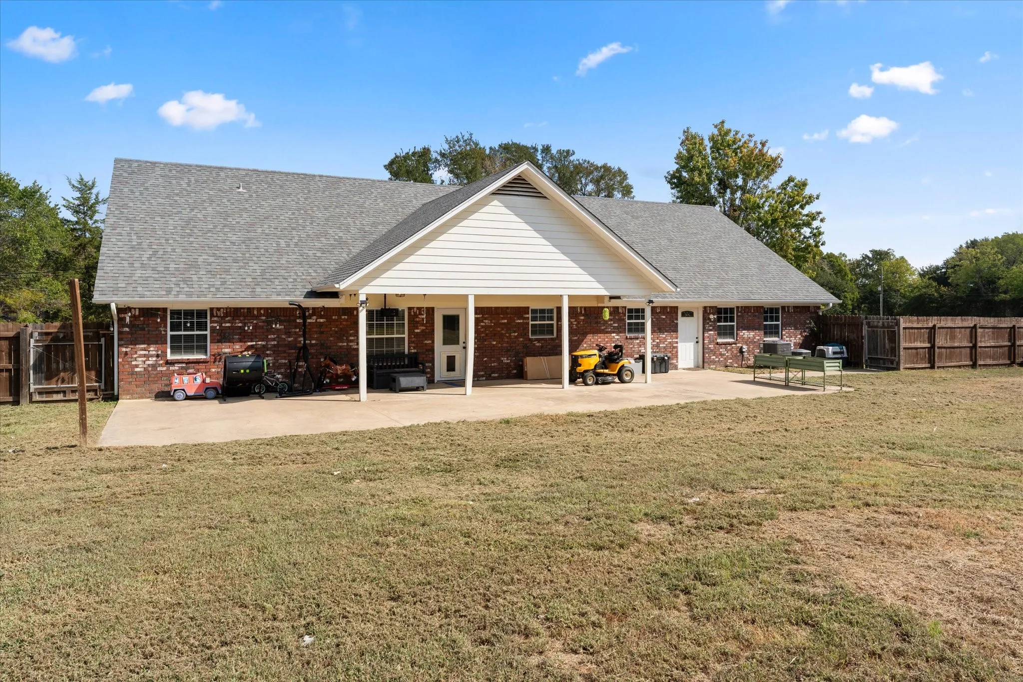 Single Family Residence For Sale in Franklin (TX) County , 150 County Rd NW 2045, Mount Vernon, Texas 75457, 3 Bedroom, 3 Bathroom, 2 Garage spaces, 2,826 Sqft, built in 2004, mls#21393460, Real Estate Agent in Mount Vernon, Homes For Sale in Franklin (TX) county, Homes For Sale in Mount Vernon, Realtor in Mount Vernon Texas, Real Estate Brokerage Independent Realty Texas, Luminita Cordes Realtor