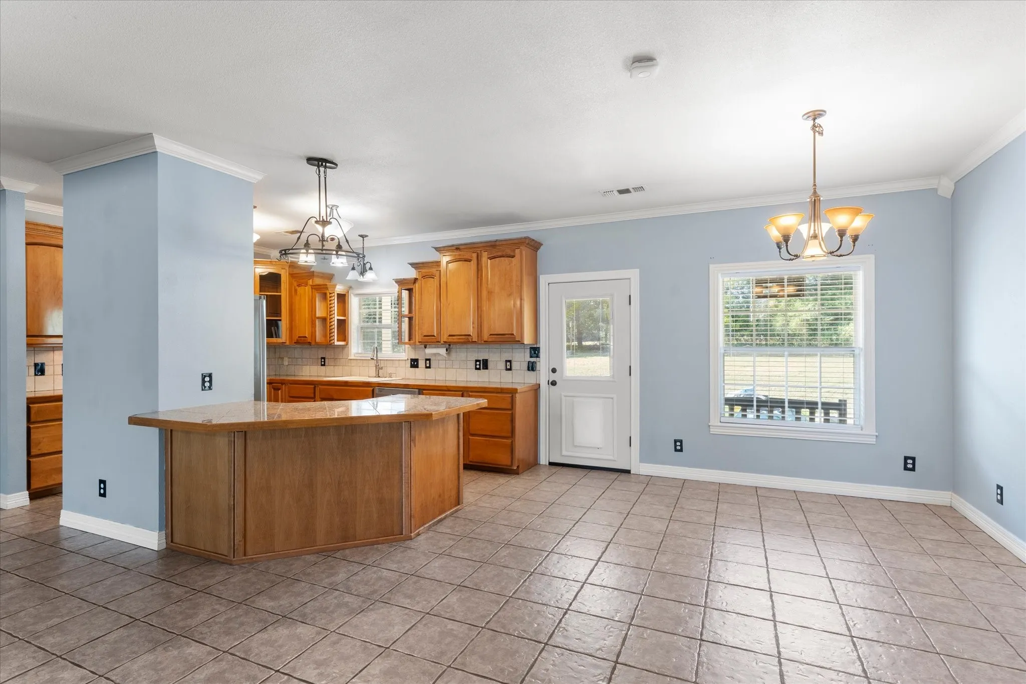 Single Family Residence For Sale in Franklin (TX) County , 150 County Rd NW 2045, Mount Vernon, Texas 75457, 3 Bedroom, 3 Bathroom, 2 Garage spaces, 2,826 Sqft, built in 2004, mls#21393460, Real Estate Agent in Mount Vernon, Homes For Sale in Franklin (TX) county, Homes For Sale in Mount Vernon, Realtor in Mount Vernon Texas, Real Estate Brokerage Independent Realty Texas, Luminita Cordes Realtor