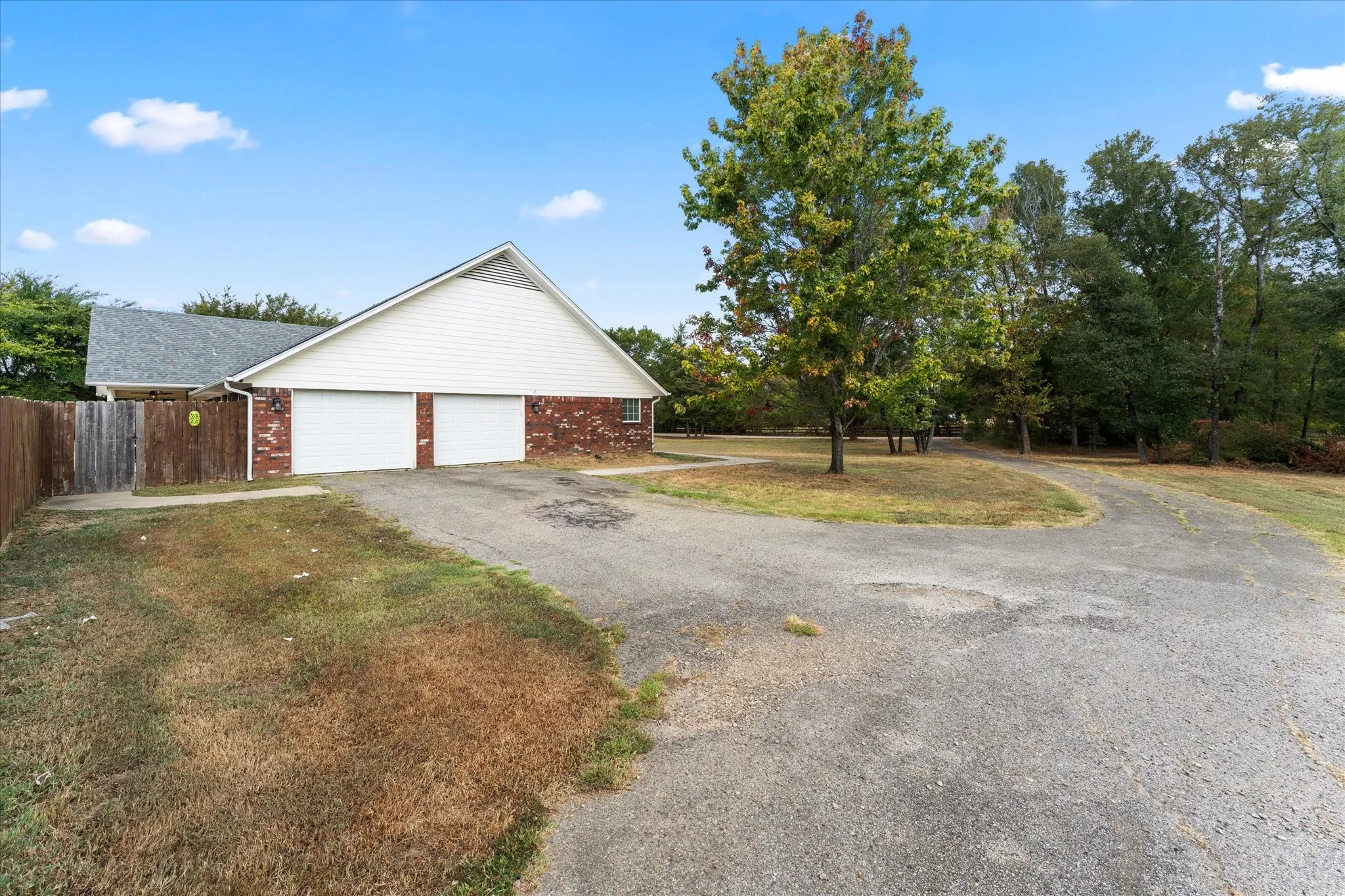 Single Family Residence For Sale in Franklin (TX) County , 150 County Rd NW 2045, Mount Vernon, Texas 75457, 3 Bedroom, 3 Bathroom, 2 Garage spaces, 2,826 Sqft, built in 2004, mls#21393460, Real Estate Agent in Mount Vernon, Homes For Sale in Franklin (TX) county, Homes For Sale in Mount Vernon, Realtor in Mount Vernon Texas, Real Estate Brokerage Independent Realty Texas, Luminita Cordes Realtor