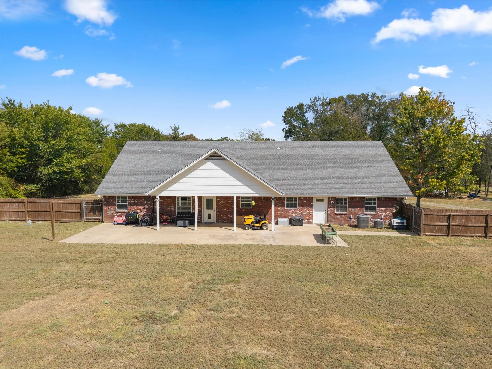 Single Family Residence For Sale in Franklin (TX) County , 150 County Rd NW 2045, Mount Vernon, Texas 75457, 3 Bedroom, 3 Bathroom, 2 Garage spaces, 2,826 Sqft, built in 2004, mls#21393460, Real Estate Agent in Mount Vernon, Homes For Sale in Franklin (TX) county, Homes For Sale in Mount Vernon, Realtor in Mount Vernon Texas, Real Estate Brokerage Independent Realty Texas, Luminita Cordes Realtor