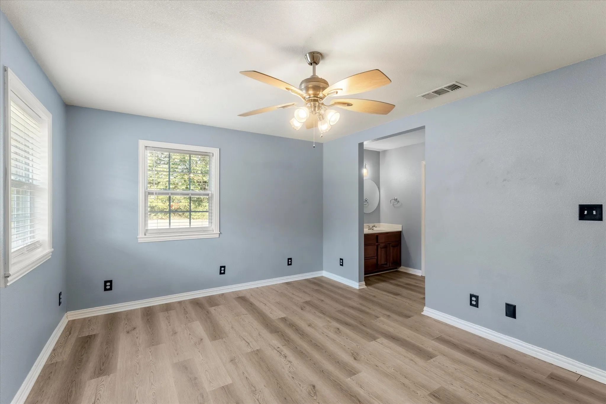 Single Family Residence For Sale in Franklin (TX) County , 150 County Rd NW 2045, Mount Vernon, Texas 75457, 3 Bedroom, 3 Bathroom, 2 Garage spaces, 2,826 Sqft, built in 2004, mls#21393460, Real Estate Agent in Mount Vernon, Homes For Sale in Franklin (TX) county, Homes For Sale in Mount Vernon, Realtor in Mount Vernon Texas, Real Estate Brokerage Independent Realty Texas, Luminita Cordes Realtor