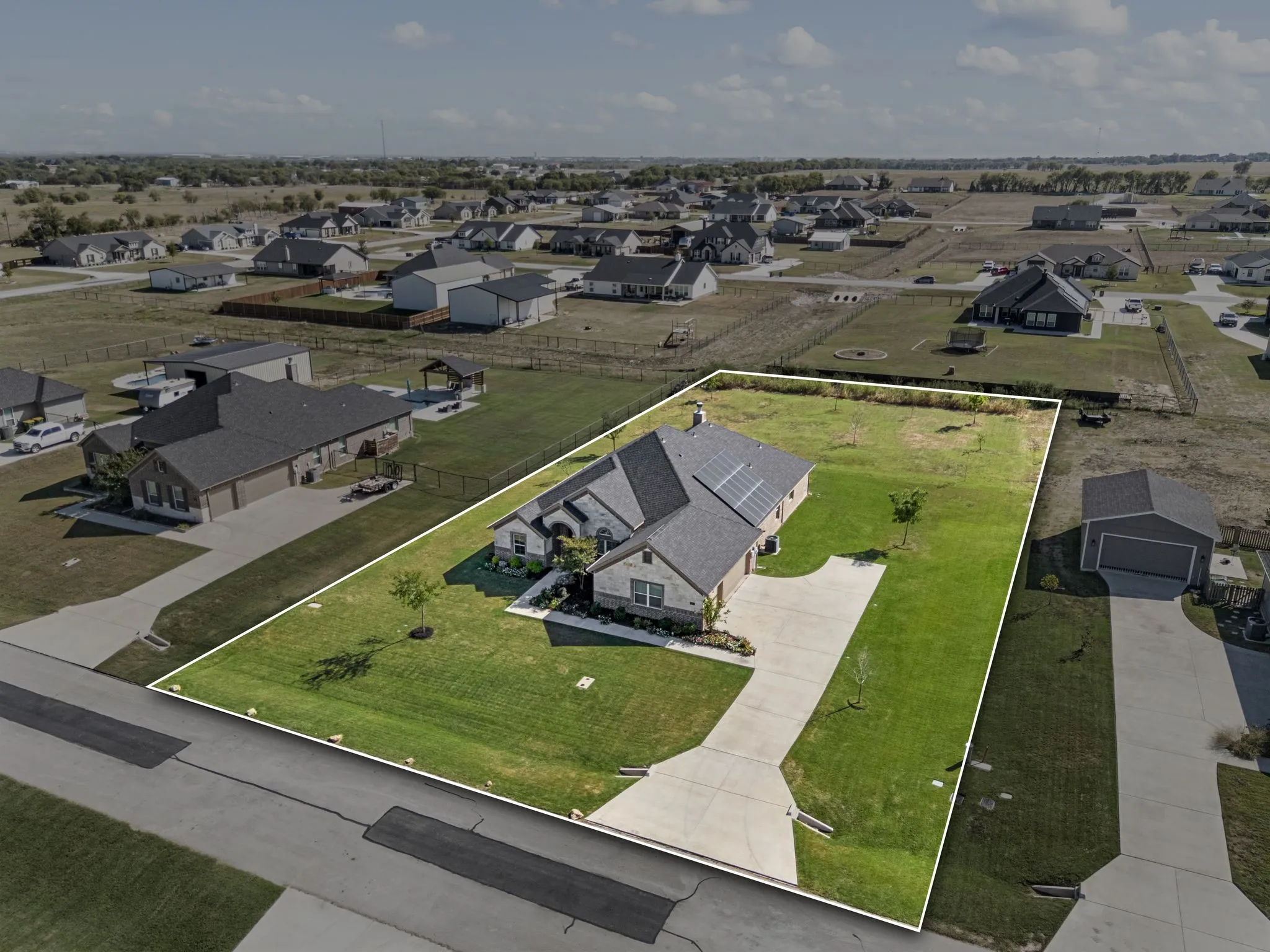 Single Family Residence For Sale in Wise County , 123 Mossy Creek Trail, Rhome, Texas 76078, 4 Bedroom, 3 Bathroom, 3 Garage spaces, 2,629 Sqft, built in 2020, mls#21393621, Real Estate Agent in Rhome, Homes For Sale in Wise county, Homes For Sale in Rhome, Realtor in Rhome Texas, Real Estate Brokerage Independent Realty Texas, Luminita Cordes Realtor