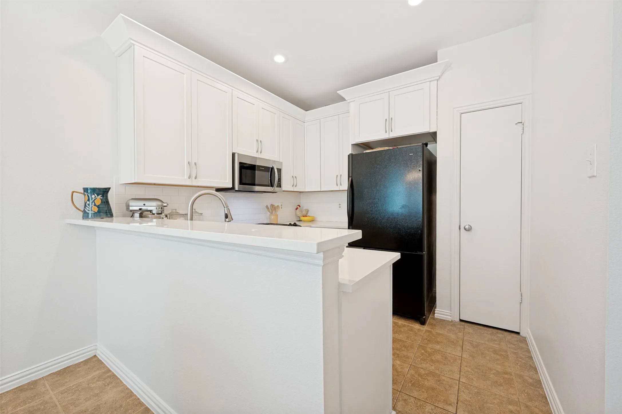 Condominium For Sale in Dallas County , 221 Cimarron Trail 2, Irving, Texas 75063, 2 Bedroom, 3 Bathroom, 1 Garage spaces, 1,348 Sqft, built in 1985, mls#21363962, Real Estate Agent in Irving, Homes For Sale in Dallas county, Homes For Sale in Irving, Realtor in Irving Texas, Real Estate Brokerage Independent Realty Texas, Luminita Cordes Realtor