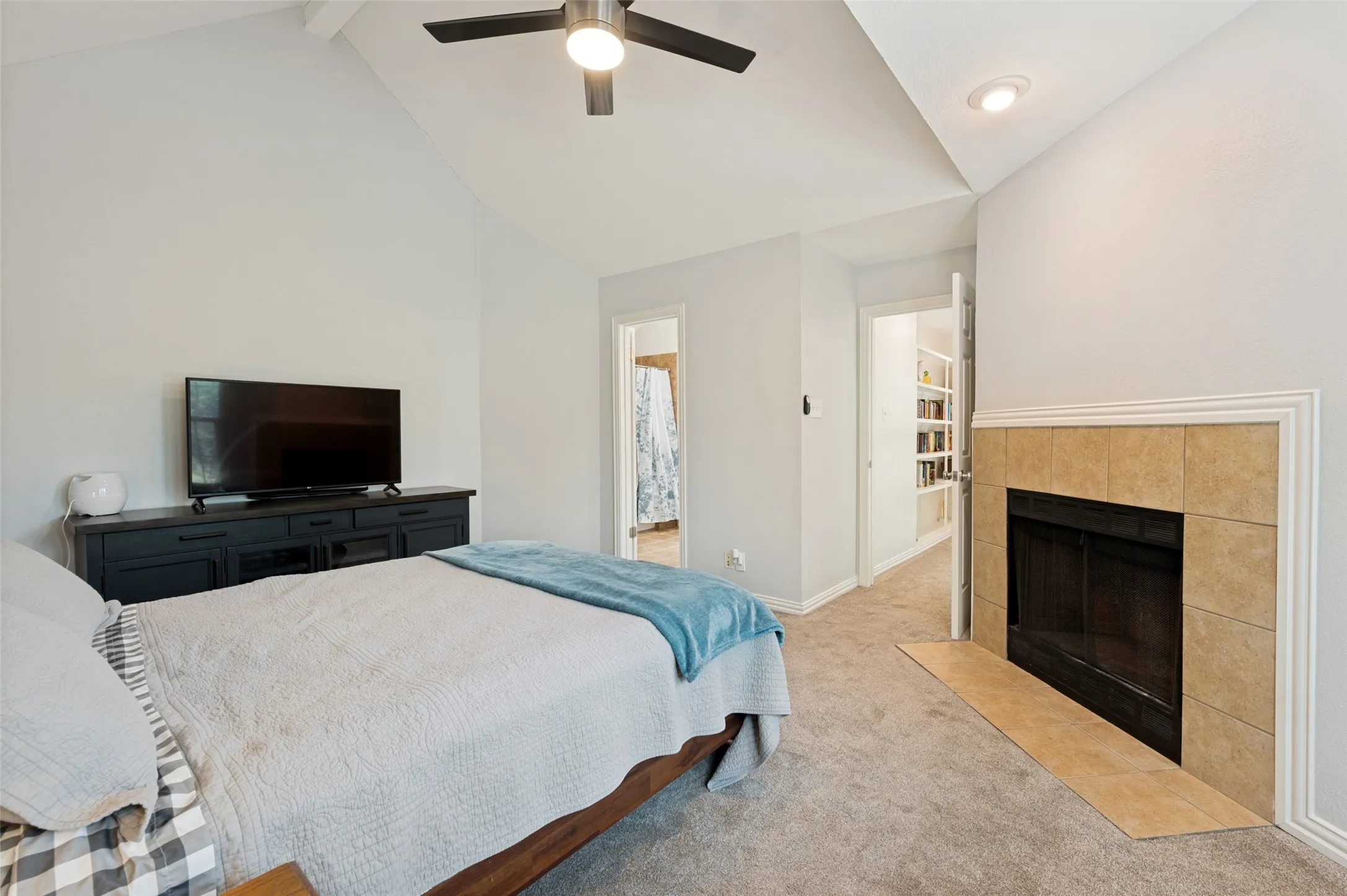 Condominium For Sale in Dallas County , 221 Cimarron Trail 2, Irving, Texas 75063, 2 Bedroom, 3 Bathroom, 1 Garage spaces, 1,348 Sqft, built in 1985, mls#21363962, Real Estate Agent in Irving, Homes For Sale in Dallas county, Homes For Sale in Irving, Realtor in Irving Texas, Real Estate Brokerage Independent Realty Texas, Luminita Cordes Realtor