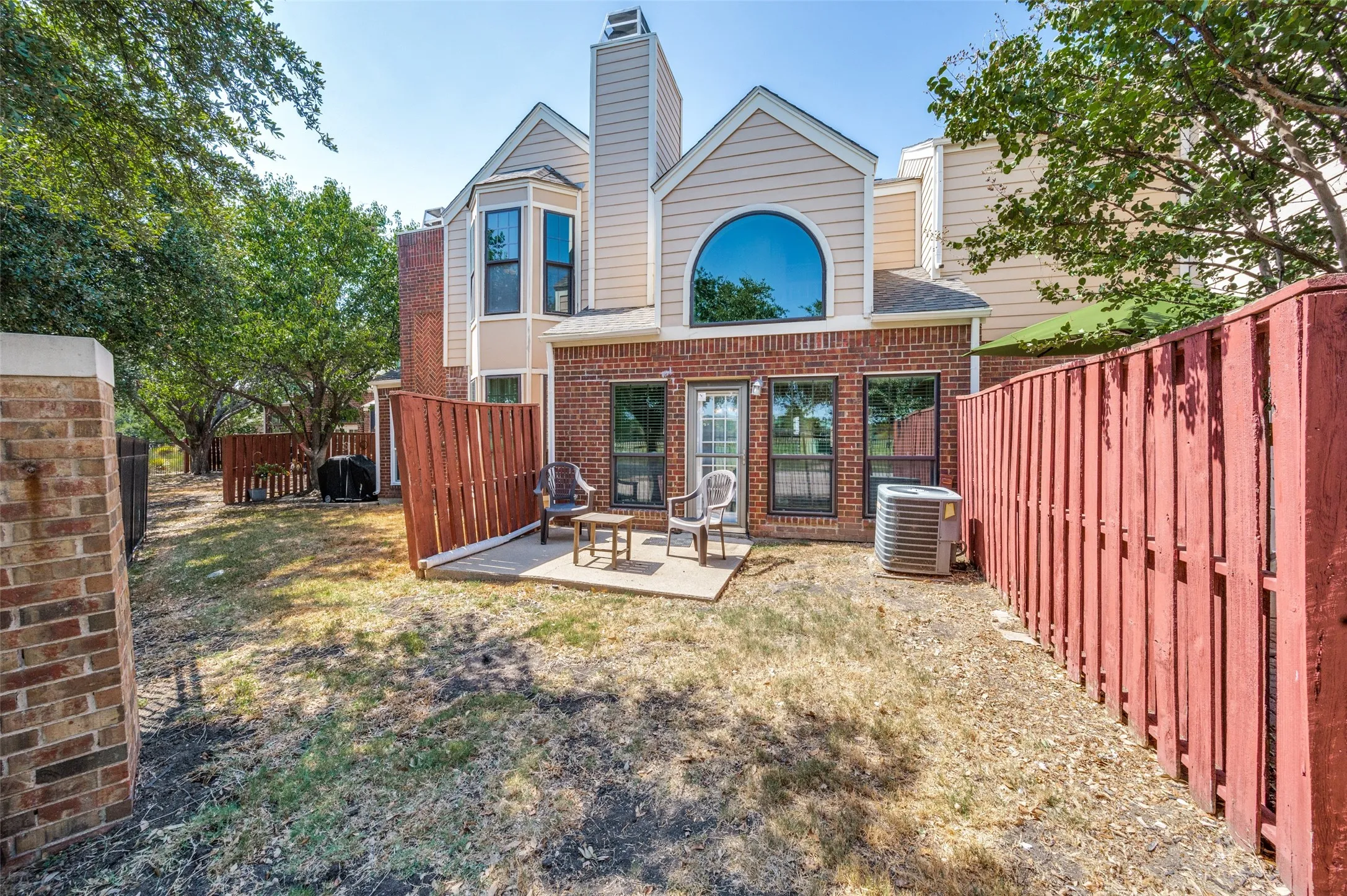 Condominium For Sale in Dallas County , 221 Cimarron Trail 2, Irving, Texas 75063, 2 Bedroom, 3 Bathroom, 1 Garage spaces, 1,348 Sqft, built in 1985, mls#21363962, Real Estate Agent in Irving, Homes For Sale in Dallas county, Homes For Sale in Irving, Realtor in Irving Texas, Real Estate Brokerage Independent Realty Texas, Luminita Cordes Realtor