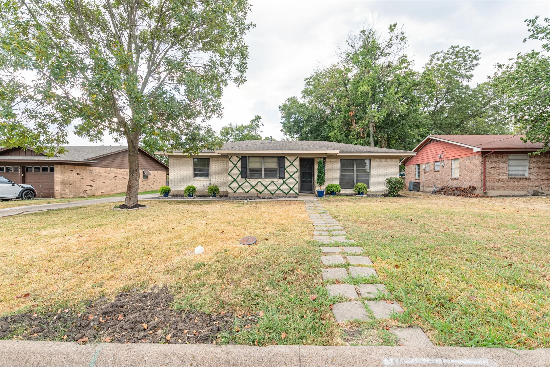 Single Family Residence For Sale in Hunt County , 3207 Eastland Avenue, Greenville, Texas 75402, 3 Bedroom, 2 Bathroom, 2 Garage spaces, 1,493 Sqft, built in 1970, mls#21393624, Real Estate Agent in Greenville, Homes For Sale in Hunt county, Homes For Sale in Greenville, Realtor in Greenville Texas, Real Estate Brokerage Independent Realty Texas, Luminita Cordes Realtor