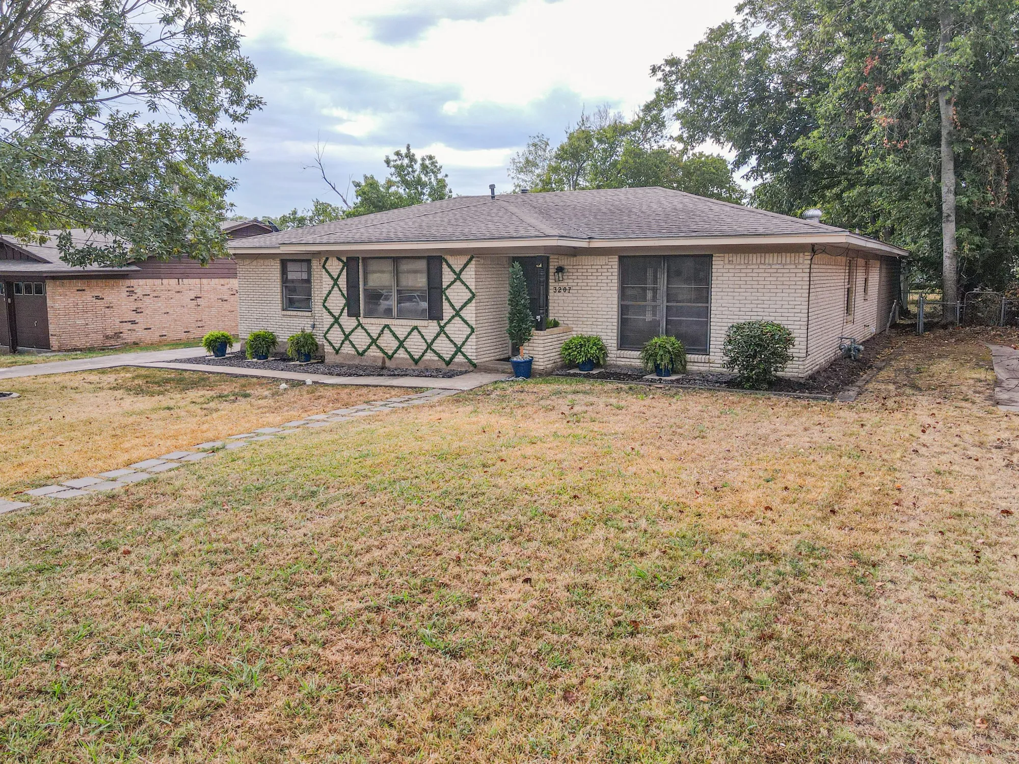 Single Family Residence For Sale in Hunt County , 3207 Eastland Avenue, Greenville, Texas 75402, 3 Bedroom, 2 Bathroom, 2 Garage spaces, 1,493 Sqft, built in 1970, mls#21393624, Real Estate Agent in Greenville, Homes For Sale in Hunt county, Homes For Sale in Greenville, Realtor in Greenville Texas, Real Estate Brokerage Independent Realty Texas, Luminita Cordes Realtor