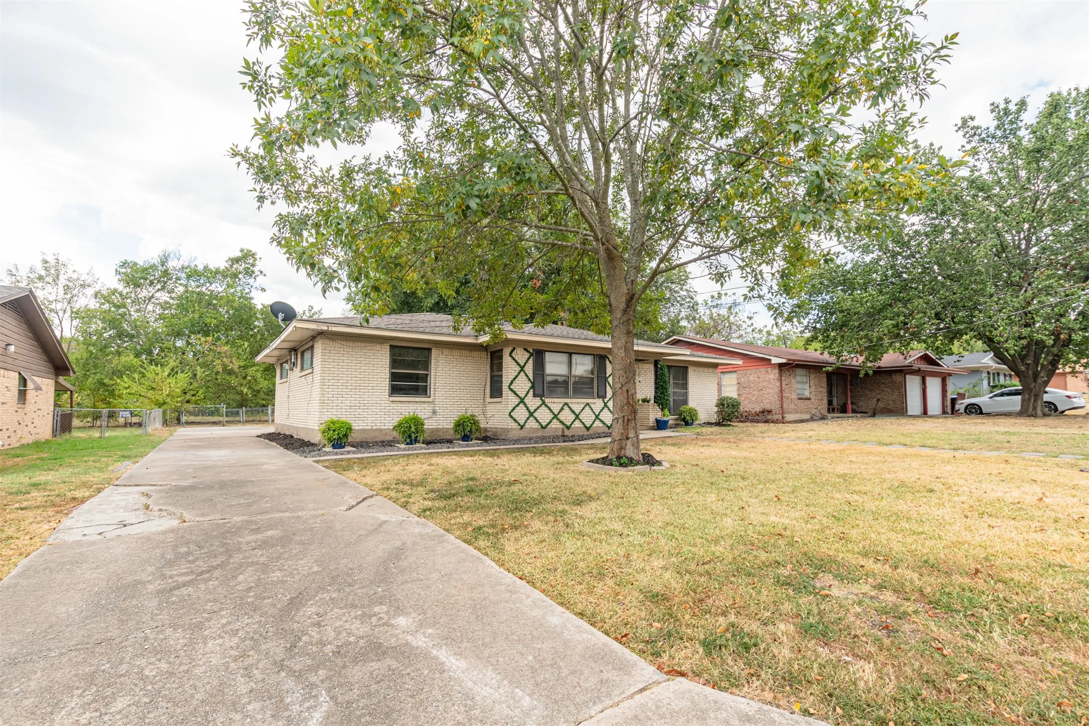 Single Family Residence For Sale in Hunt County , 3207 Eastland Avenue, Greenville, Texas 75402, 3 Bedroom, 2 Bathroom, 2 Garage spaces, 1,493 Sqft, built in 1970, mls#21393624, Real Estate Agent in Greenville, Homes For Sale in Hunt county, Homes For Sale in Greenville, Realtor in Greenville Texas, Real Estate Brokerage Independent Realty Texas, Luminita Cordes Realtor