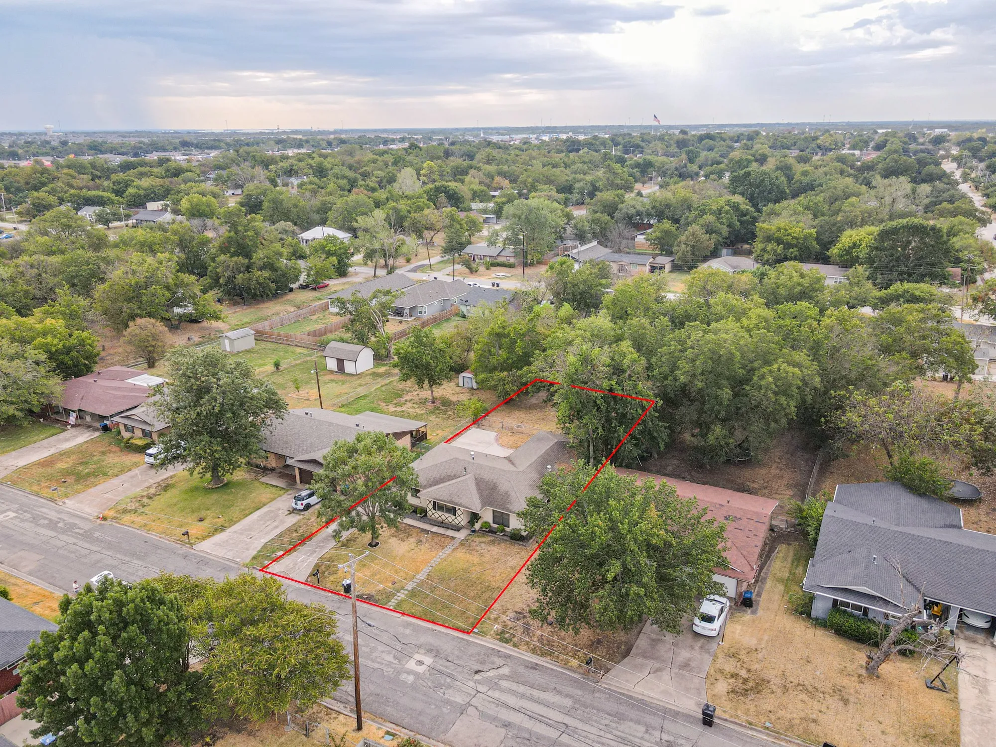 Single Family Residence For Sale in Hunt County , 3207 Eastland Avenue, Greenville, Texas 75402, 3 Bedroom, 2 Bathroom, 2 Garage spaces, 1,493 Sqft, built in 1970, mls#21393624, Real Estate Agent in Greenville, Homes For Sale in Hunt county, Homes For Sale in Greenville, Realtor in Greenville Texas, Real Estate Brokerage Independent Realty Texas, Luminita Cordes Realtor