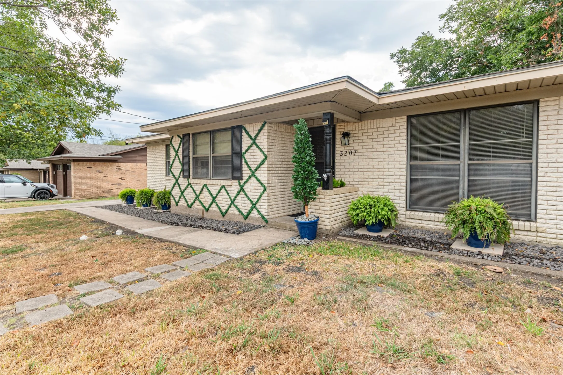 Single Family Residence For Sale in Hunt County , 3207 Eastland Avenue, Greenville, Texas 75402, 3 Bedroom, 2 Bathroom, 2 Garage spaces, 1,493 Sqft, built in 1970, mls#21393624, Real Estate Agent in Greenville, Homes For Sale in Hunt county, Homes For Sale in Greenville, Realtor in Greenville Texas, Real Estate Brokerage Independent Realty Texas, Luminita Cordes Realtor
