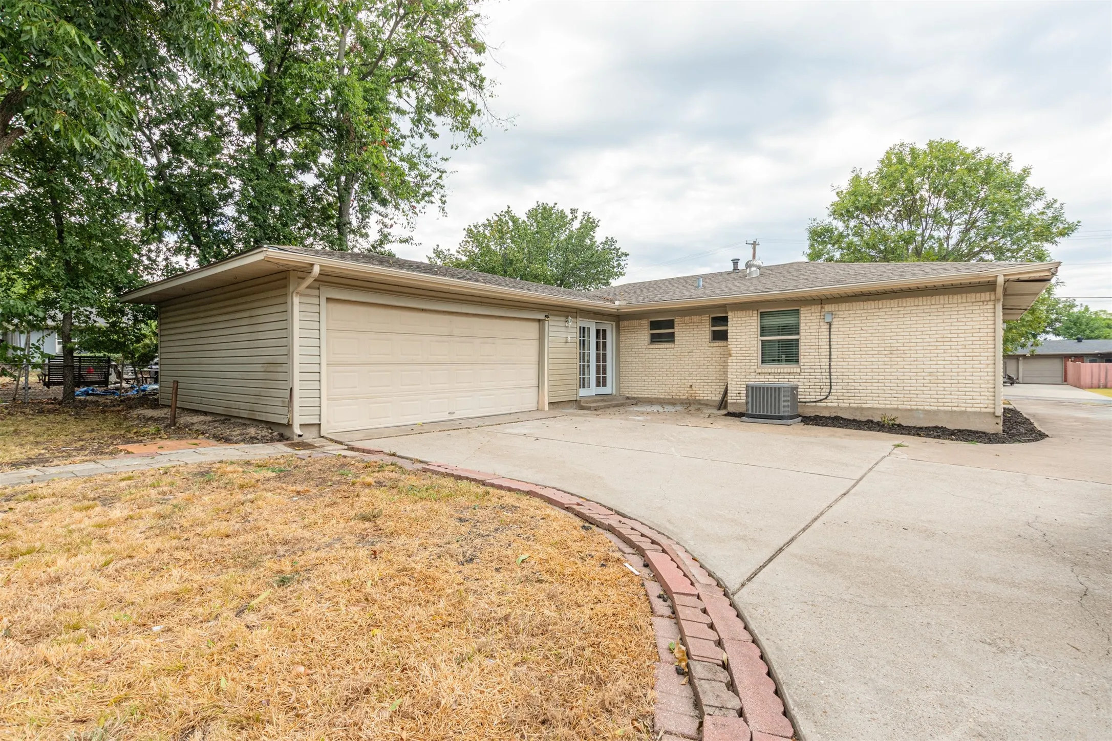 Single Family Residence For Sale in Hunt County , 3207 Eastland Avenue, Greenville, Texas 75402, 3 Bedroom, 2 Bathroom, 2 Garage spaces, 1,493 Sqft, built in 1970, mls#21393624, Real Estate Agent in Greenville, Homes For Sale in Hunt county, Homes For Sale in Greenville, Realtor in Greenville Texas, Real Estate Brokerage Independent Realty Texas, Luminita Cordes Realtor