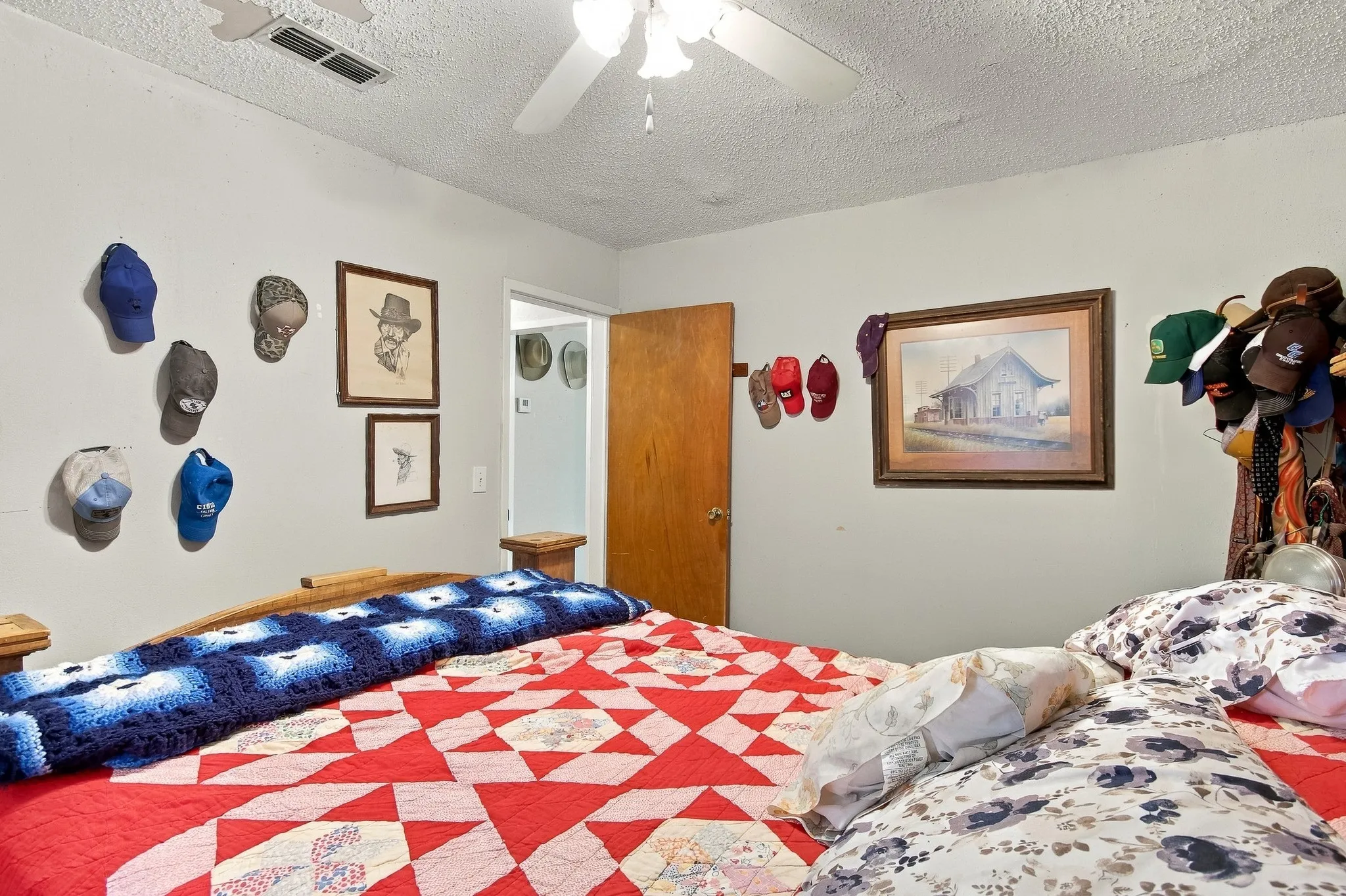 Ceiling fan with light fixture
