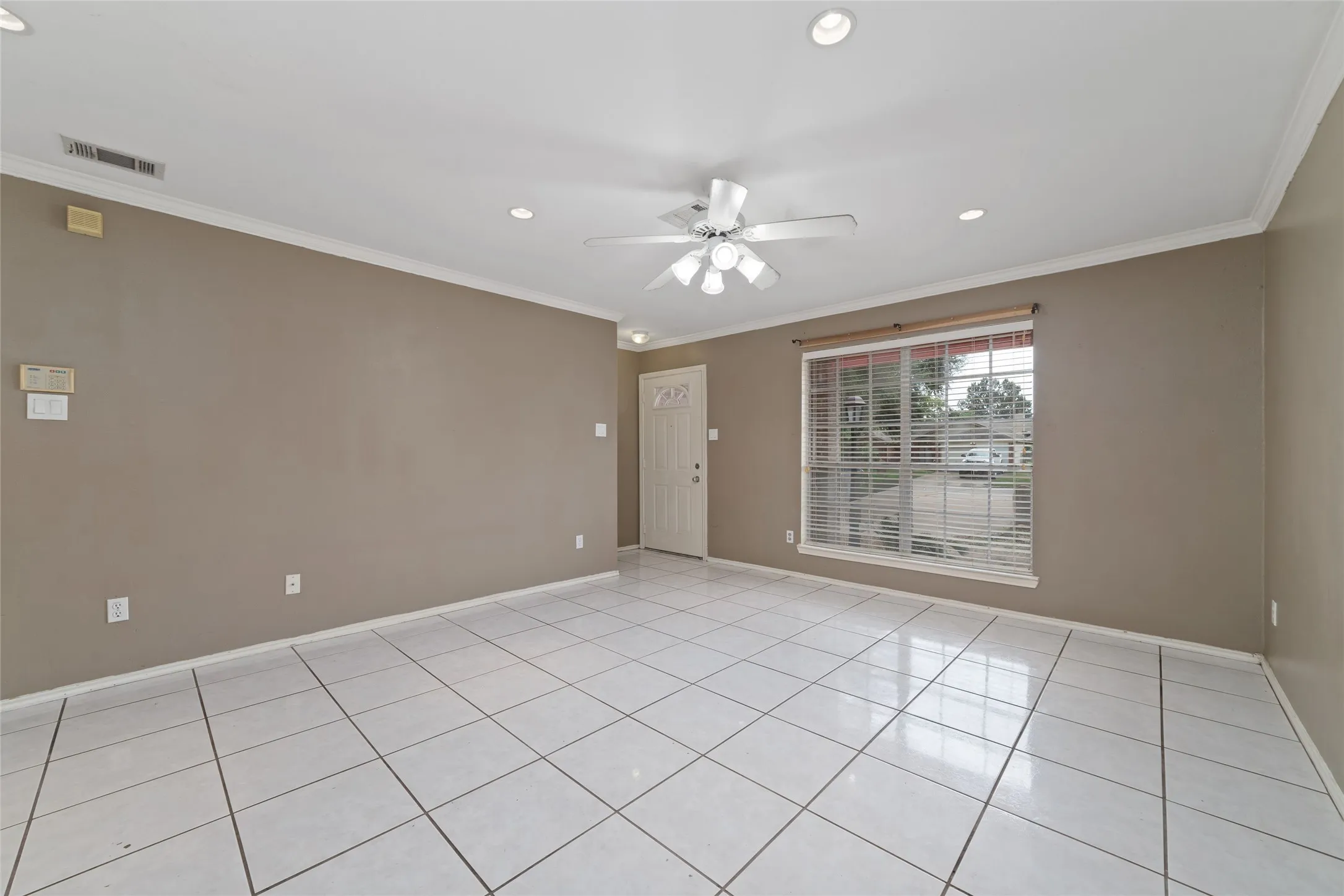 Single Family Residence For Sale in Harris County , 3306 Garrison Court, Houston, Texas 77014, 3 Bedroom, 2 Bathroom, 1 Garage spaces, 1,113 Sqft, built in 1996, mls#21393867, Real Estate Agent in Houston, Homes For Sale in Harris county, Homes For Sale in Houston, Realtor in Houston Texas, Real Estate Brokerage Independent Realty Texas, Luminita Cordes Realtor