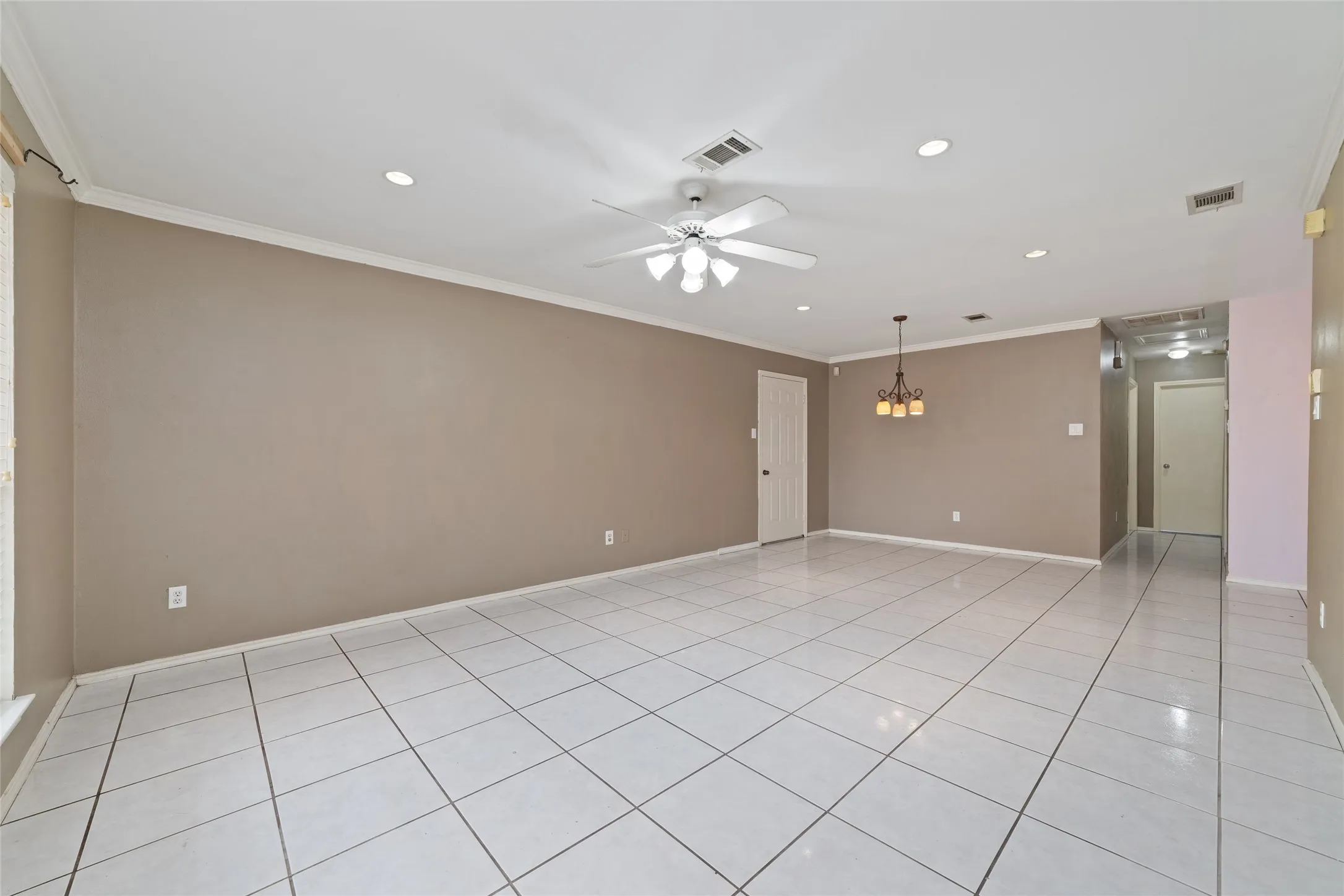 Single Family Residence For Sale in Harris County , 3306 Garrison Court, Houston, Texas 77014, 3 Bedroom, 2 Bathroom, 1 Garage spaces, 1,113 Sqft, built in 1996, mls#21393867, Real Estate Agent in Houston, Homes For Sale in Harris county, Homes For Sale in Houston, Realtor in Houston Texas, Real Estate Brokerage Independent Realty Texas, Luminita Cordes Realtor
