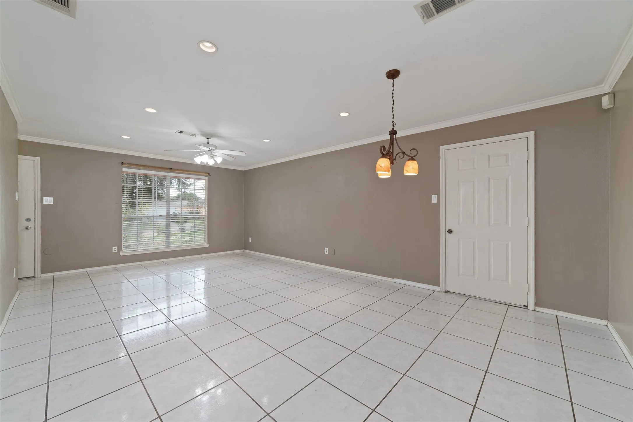 Single Family Residence For Sale in Harris County , 3306 Garrison Court, Houston, Texas 77014, 3 Bedroom, 2 Bathroom, 1 Garage spaces, 1,113 Sqft, built in 1996, mls#21393867, Real Estate Agent in Houston, Homes For Sale in Harris county, Homes For Sale in Houston, Realtor in Houston Texas, Real Estate Brokerage Independent Realty Texas, Luminita Cordes Realtor