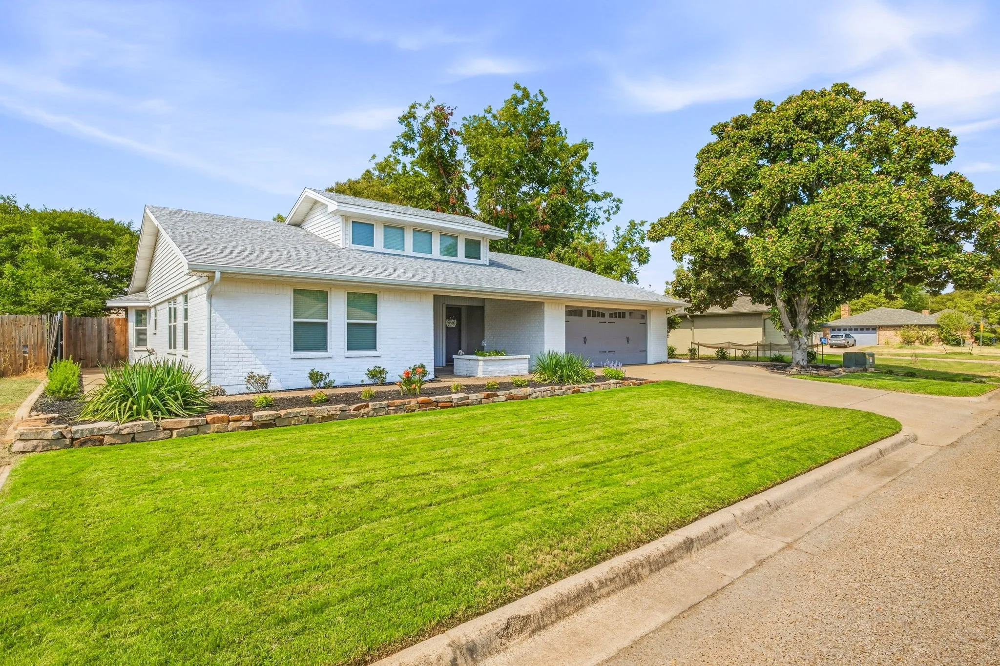 Single Family Residence For Sale in Hood County , 1202 Red Bird Lane, Granbury, Texas 76048, 3 Bedroom, 2 Bathroom, 2 Garage spaces, 2,242 Sqft, built in 1986, mls#21391931, Real Estate Agent in Granbury, Homes For Sale in Hood county, Homes For Sale in Granbury, Realtor in Granbury Texas, Real Estate Brokerage Independent Realty Texas, Luminita Cordes Realtor