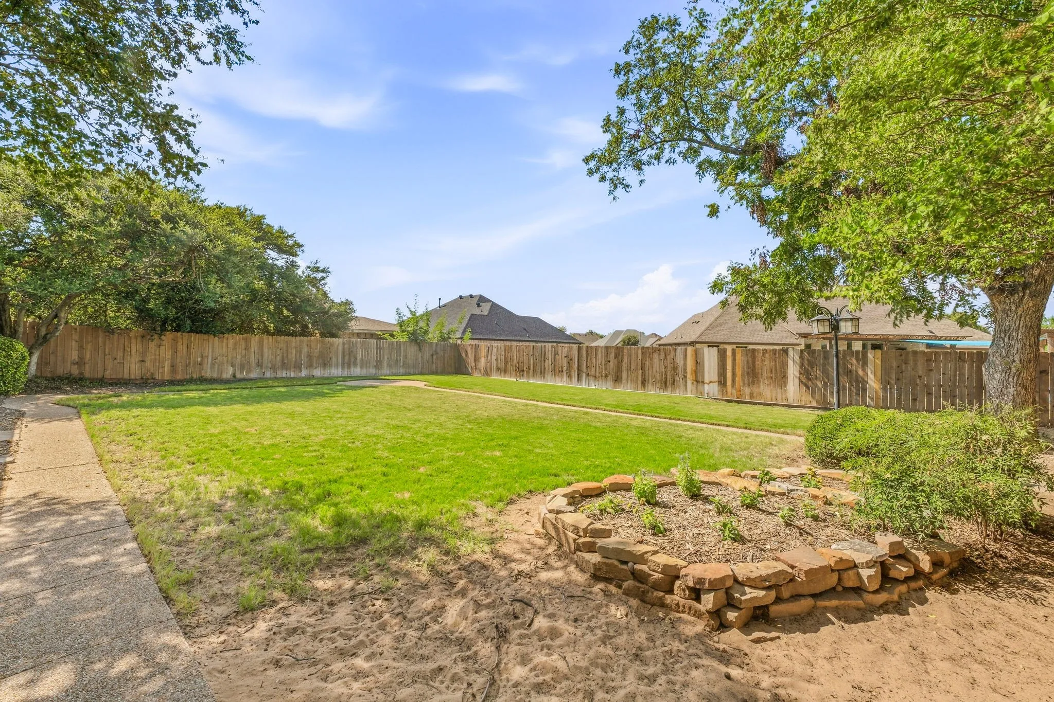 Single Family Residence For Sale in Hood County , 1202 Red Bird Lane, Granbury, Texas 76048, 3 Bedroom, 2 Bathroom, 2 Garage spaces, 2,242 Sqft, built in 1986, mls#21391931, Real Estate Agent in Granbury, Homes For Sale in Hood county, Homes For Sale in Granbury, Realtor in Granbury Texas, Real Estate Brokerage Independent Realty Texas, Luminita Cordes Realtor