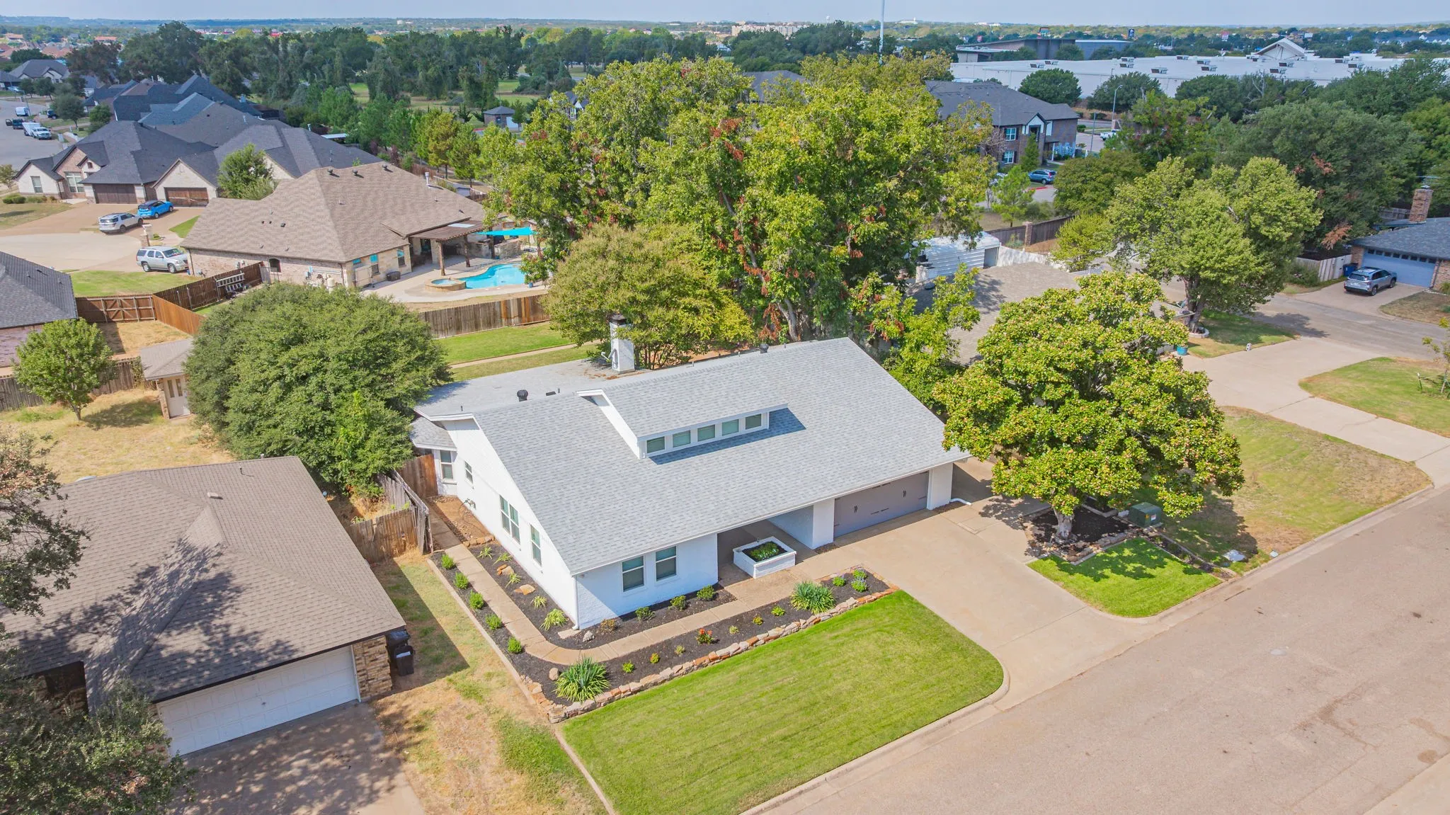 Single Family Residence For Sale in Hood County , 1202 Red Bird Lane, Granbury, Texas 76048, 3 Bedroom, 2 Bathroom, 2 Garage spaces, 2,242 Sqft, built in 1986, mls#21391931, Real Estate Agent in Granbury, Homes For Sale in Hood county, Homes For Sale in Granbury, Realtor in Granbury Texas, Real Estate Brokerage Independent Realty Texas, Luminita Cordes Realtor